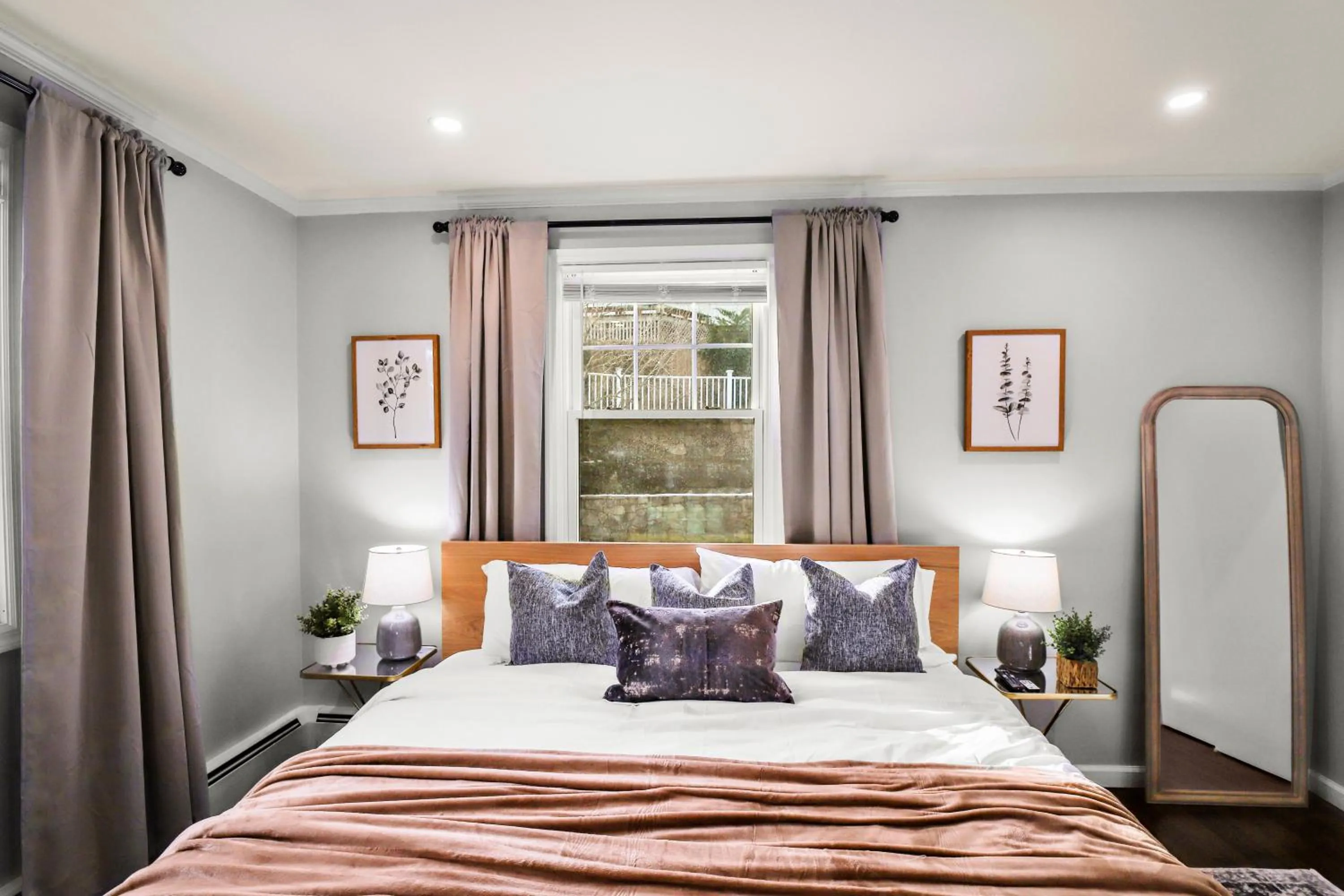 Bed in Waterview house walking distance from Cove Beach-5 mins to downtown-only 40 min to NYC