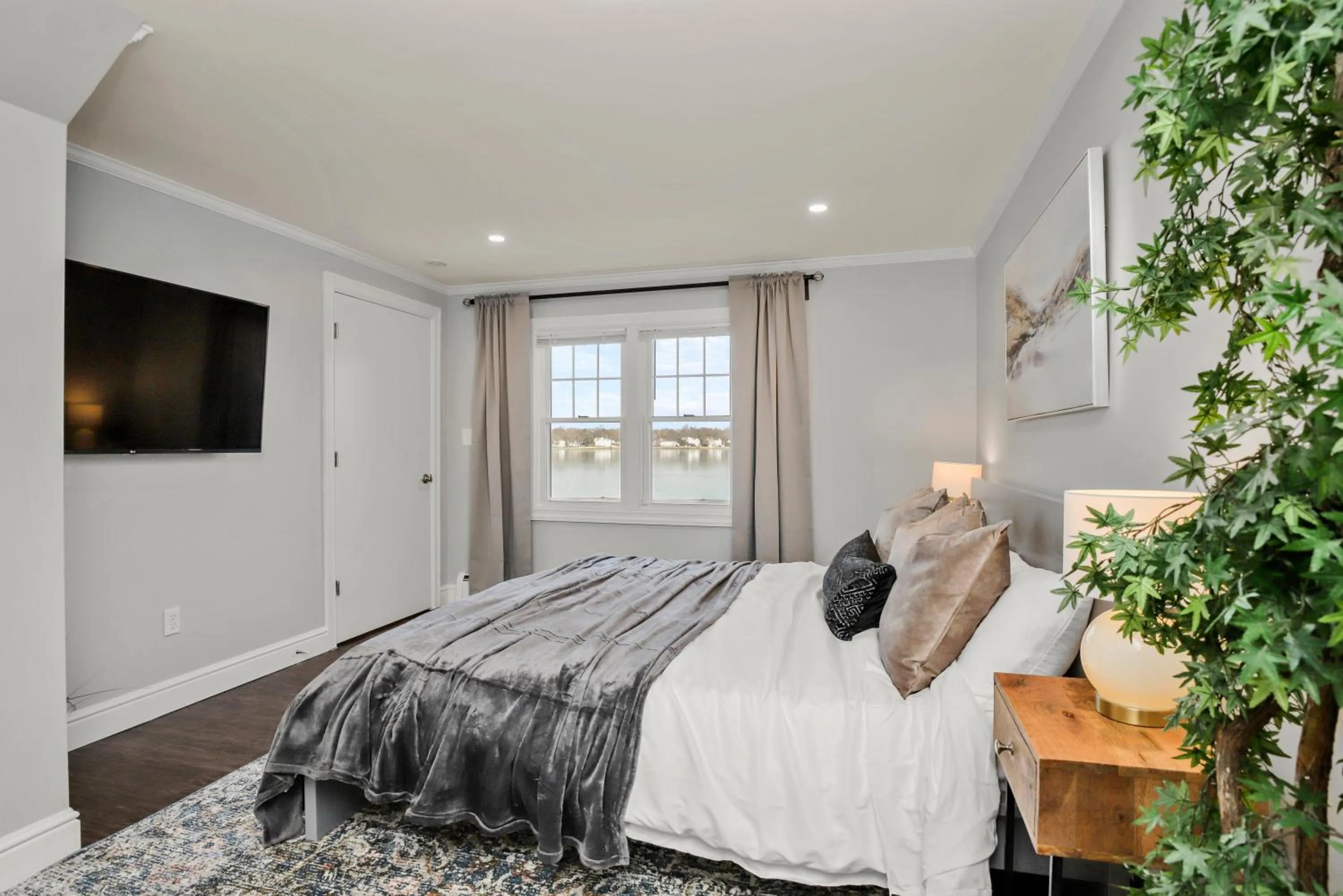 Bed in Waterview house walking distance from Cove Beach-5 mins to downtown-only 40 min to NYC