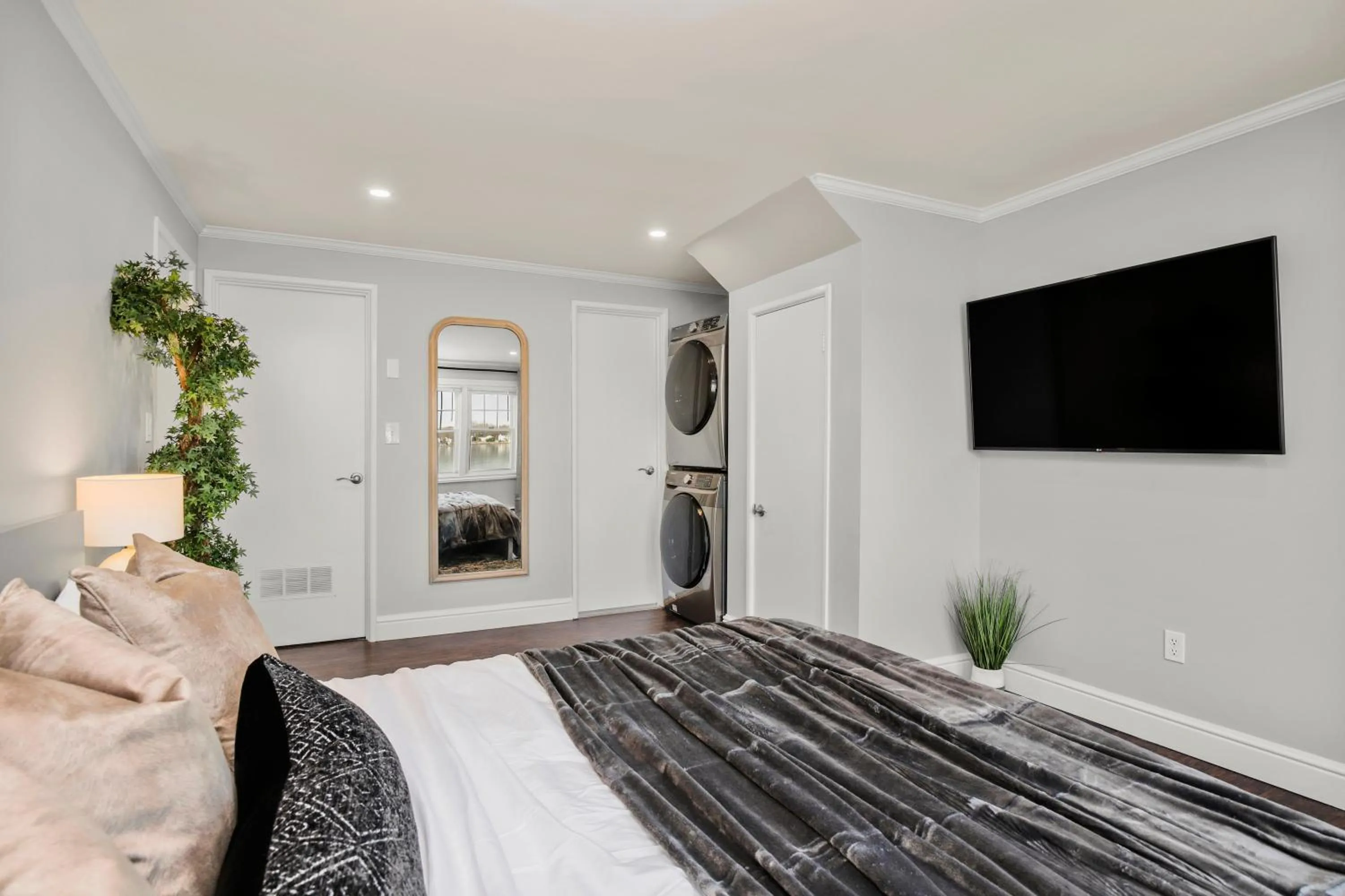 Bed in Waterview house walking distance from Cove Beach-5 mins to downtown-only 40 min to NYC