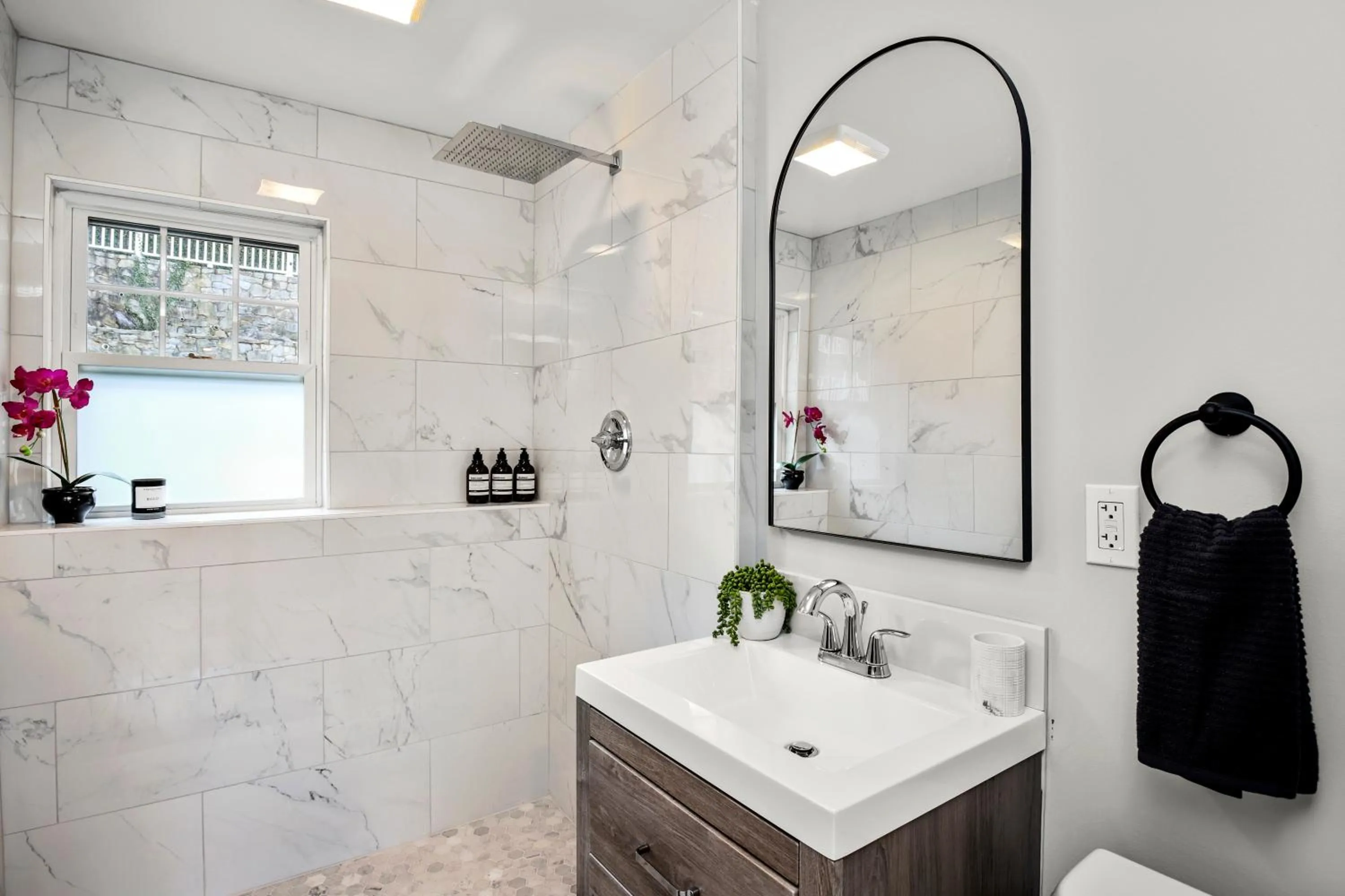 Waterview house walking distance from Cove Beach-5 mins to downtown-only 40 min to NYC