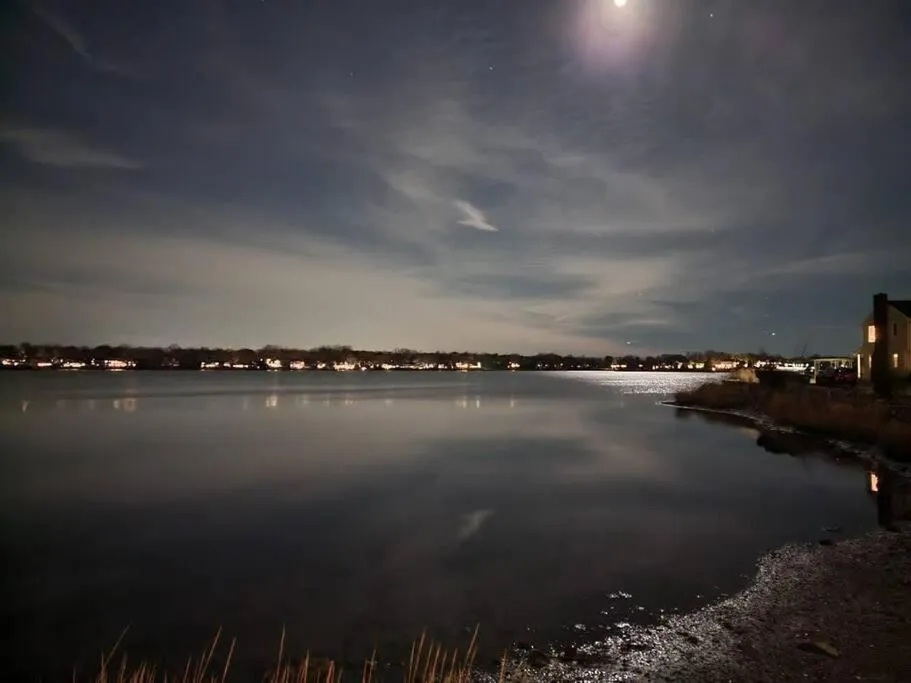 Waterview house walking distance from Cove Beach-5 mins to downtown-only 40 min to NYC