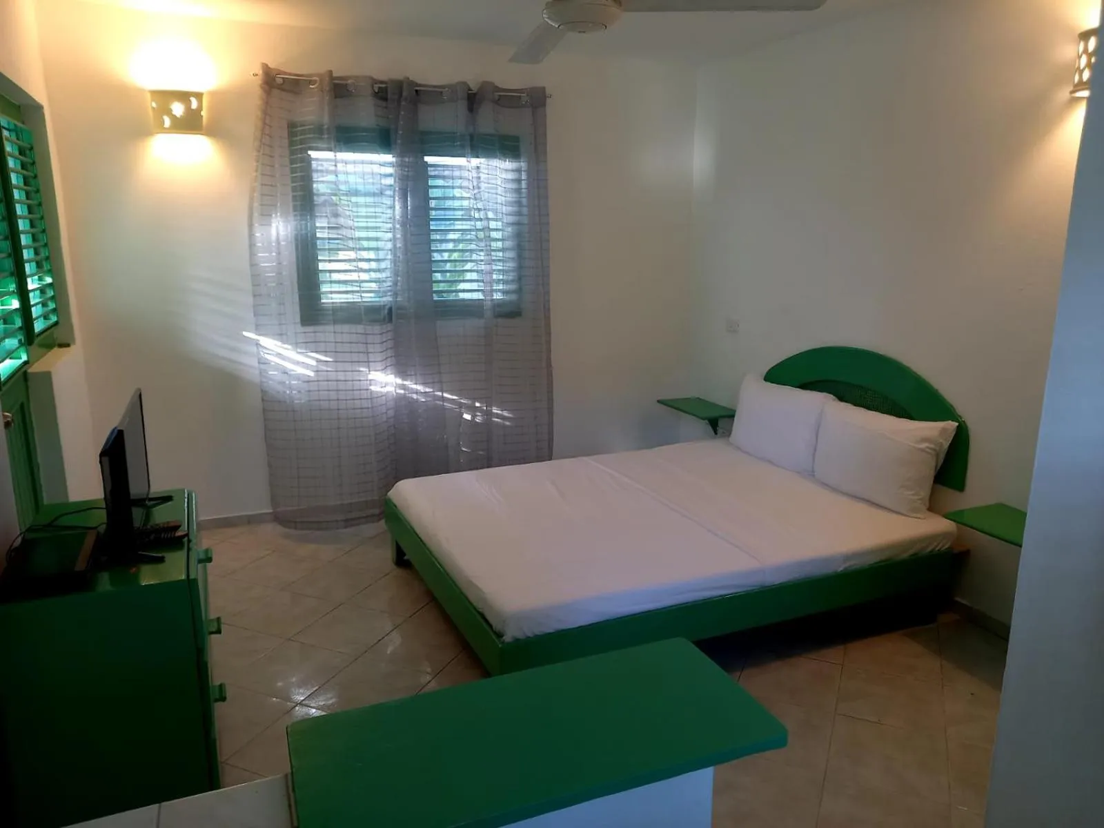 Photo of the whole room, Bed in Residence Nord Est