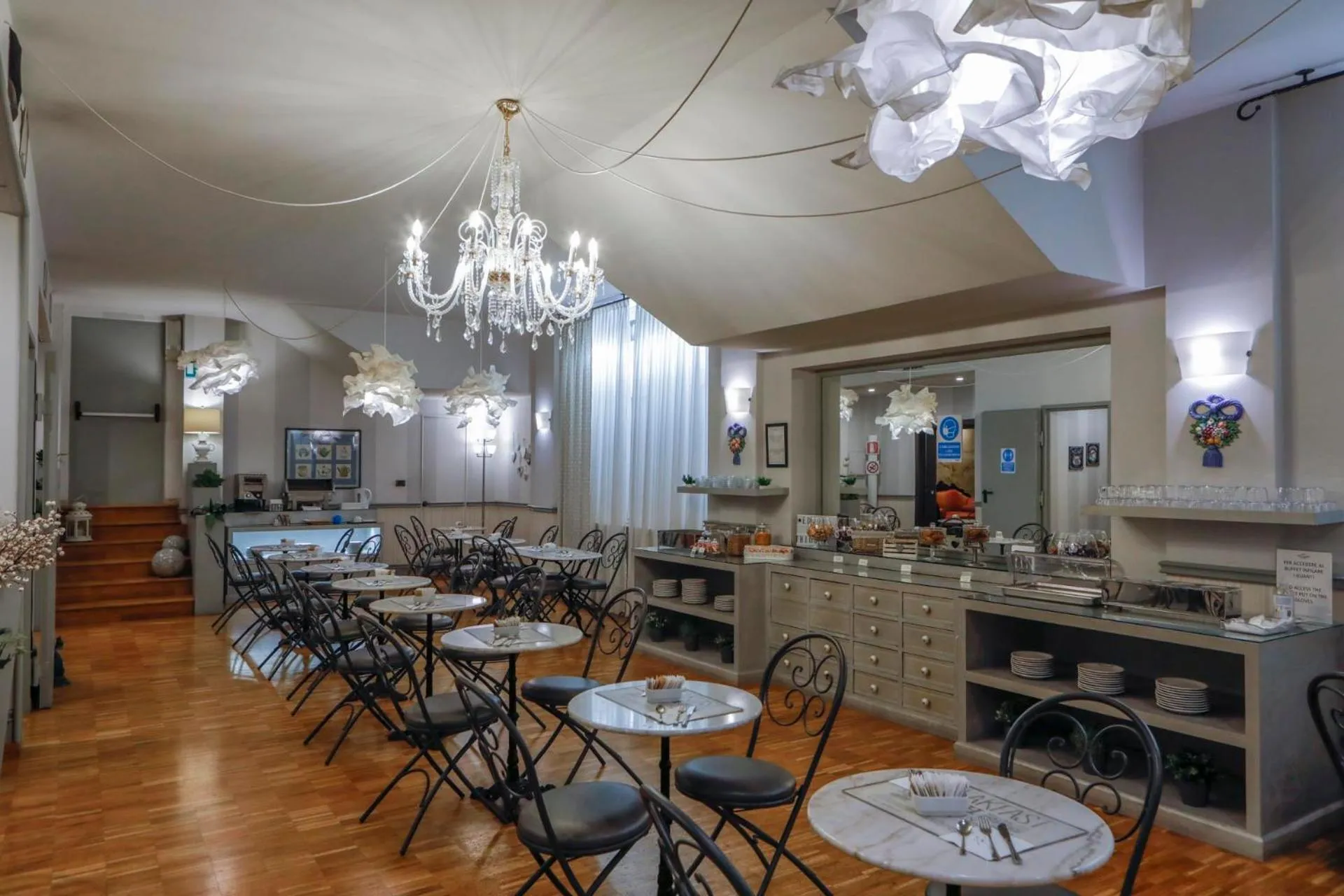 Restaurant/places to eat in Hotel Lancaster