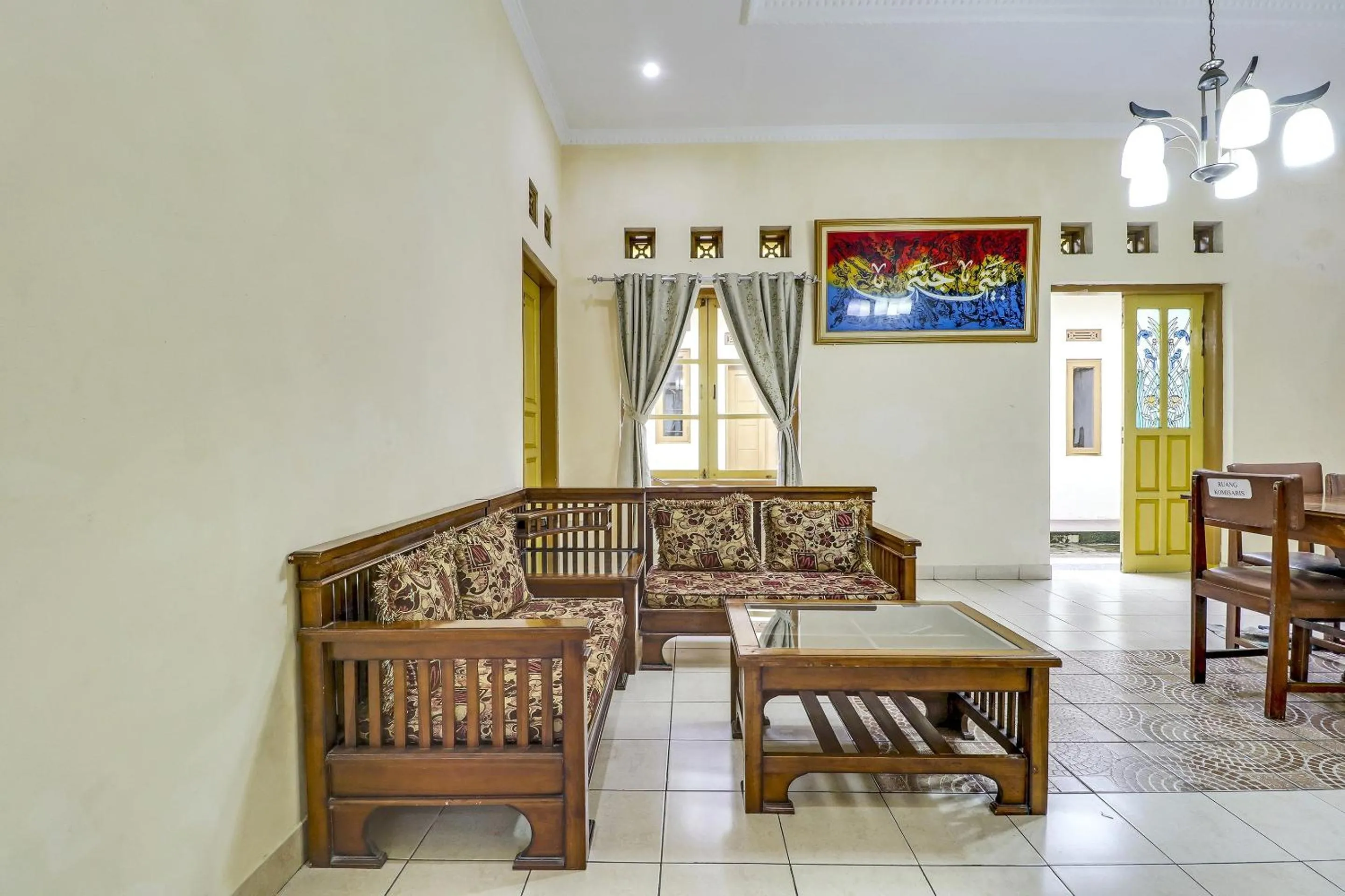Lobby or reception in Hotel O My Guest House Syariah