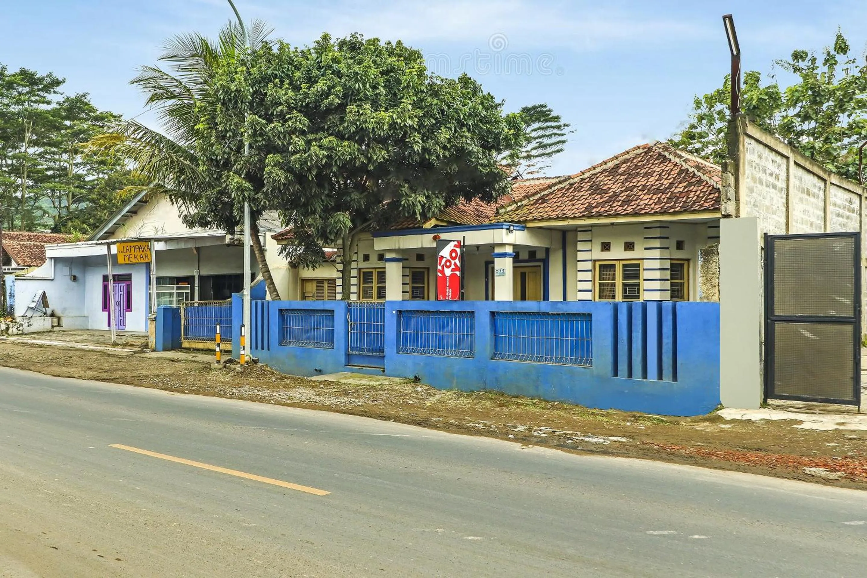 Facade/entrance in Hotel O My Guest House Syariah