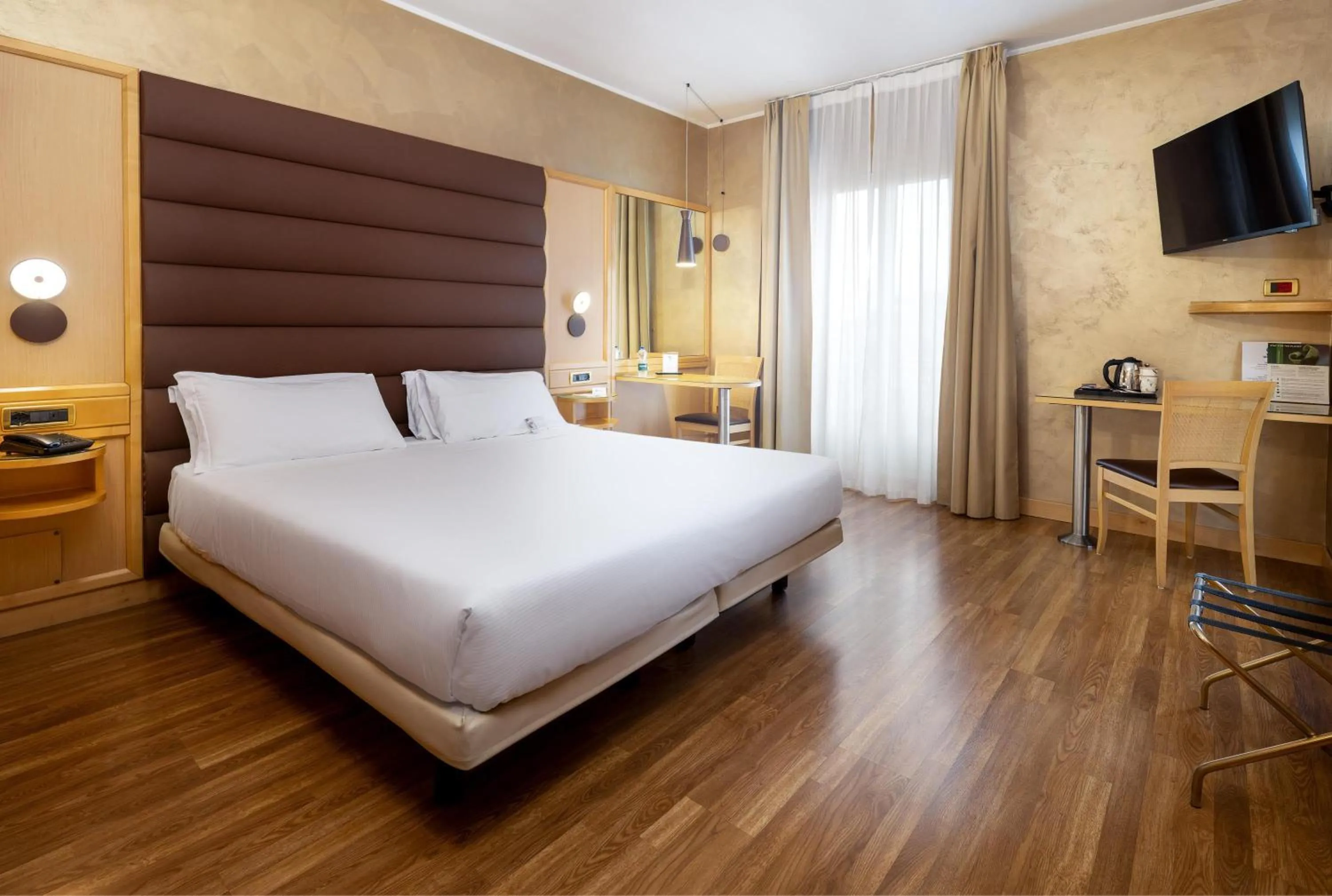 Property building, Bed in Best Western Hotel Luxor