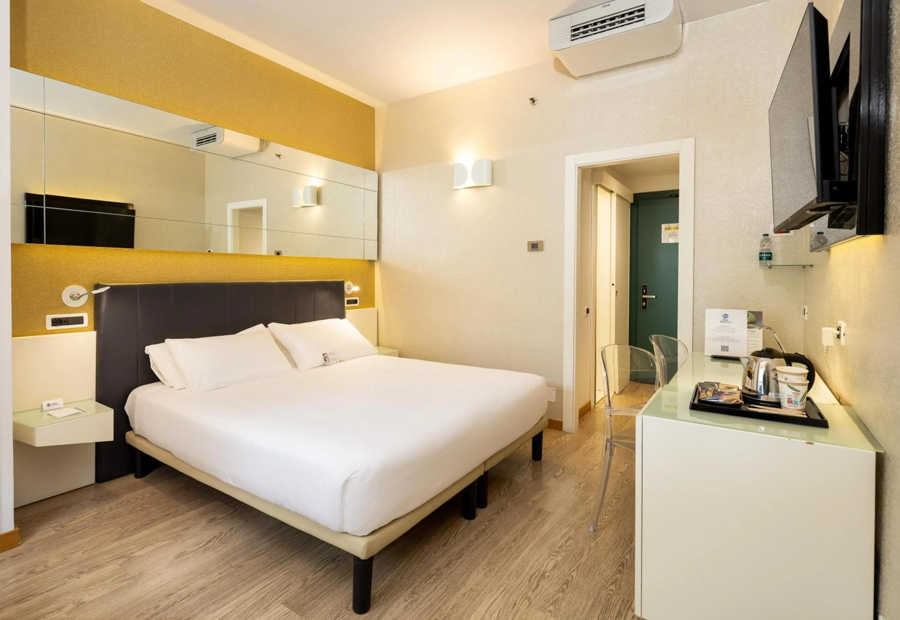 Photo of the whole room, Bed in Best Western Hotel Luxor