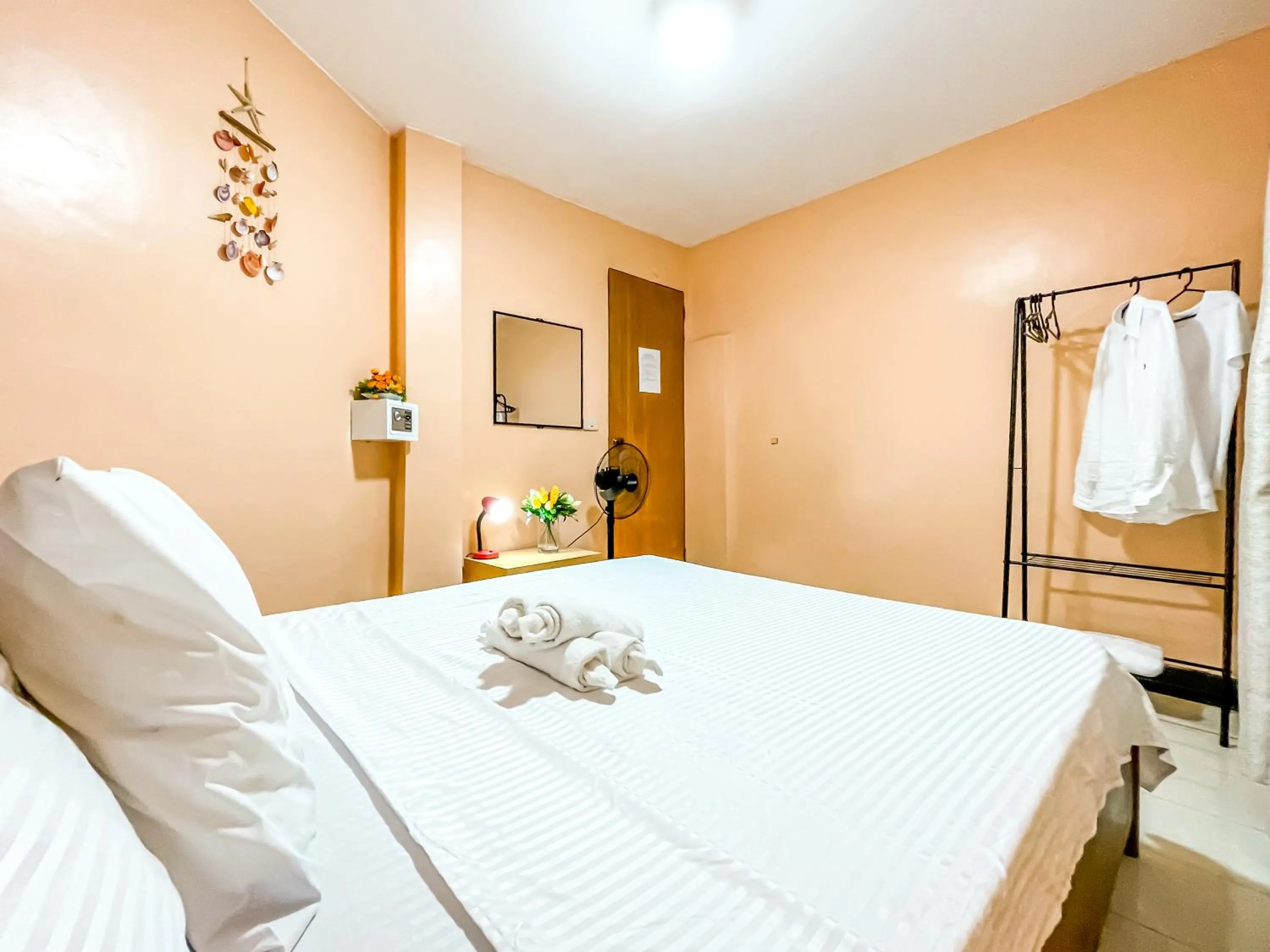 Bed in White Shamrock Beach Hotel