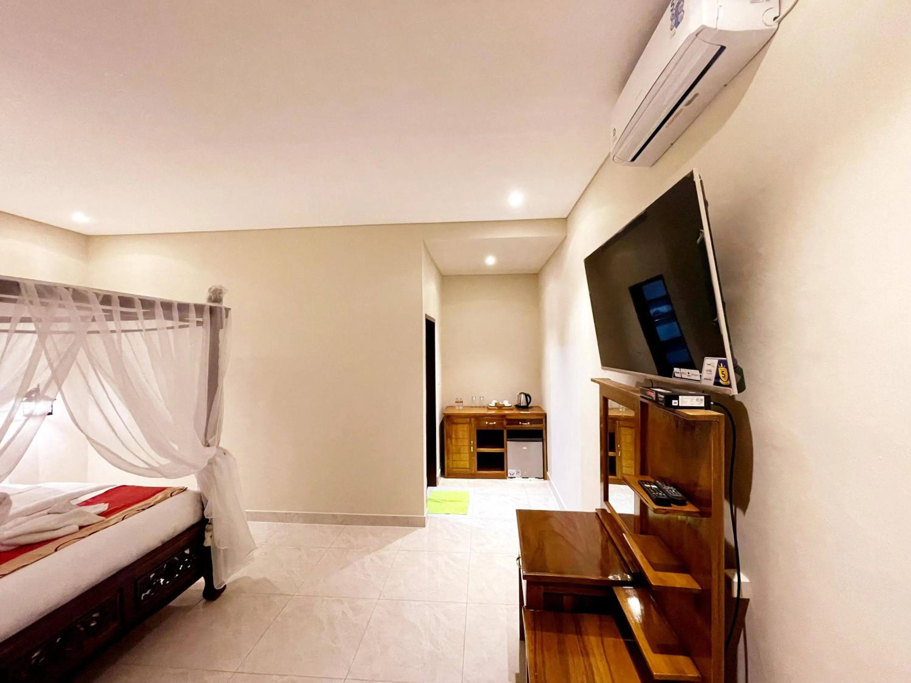 TV and multimedia in Bali 85 Beach Inn