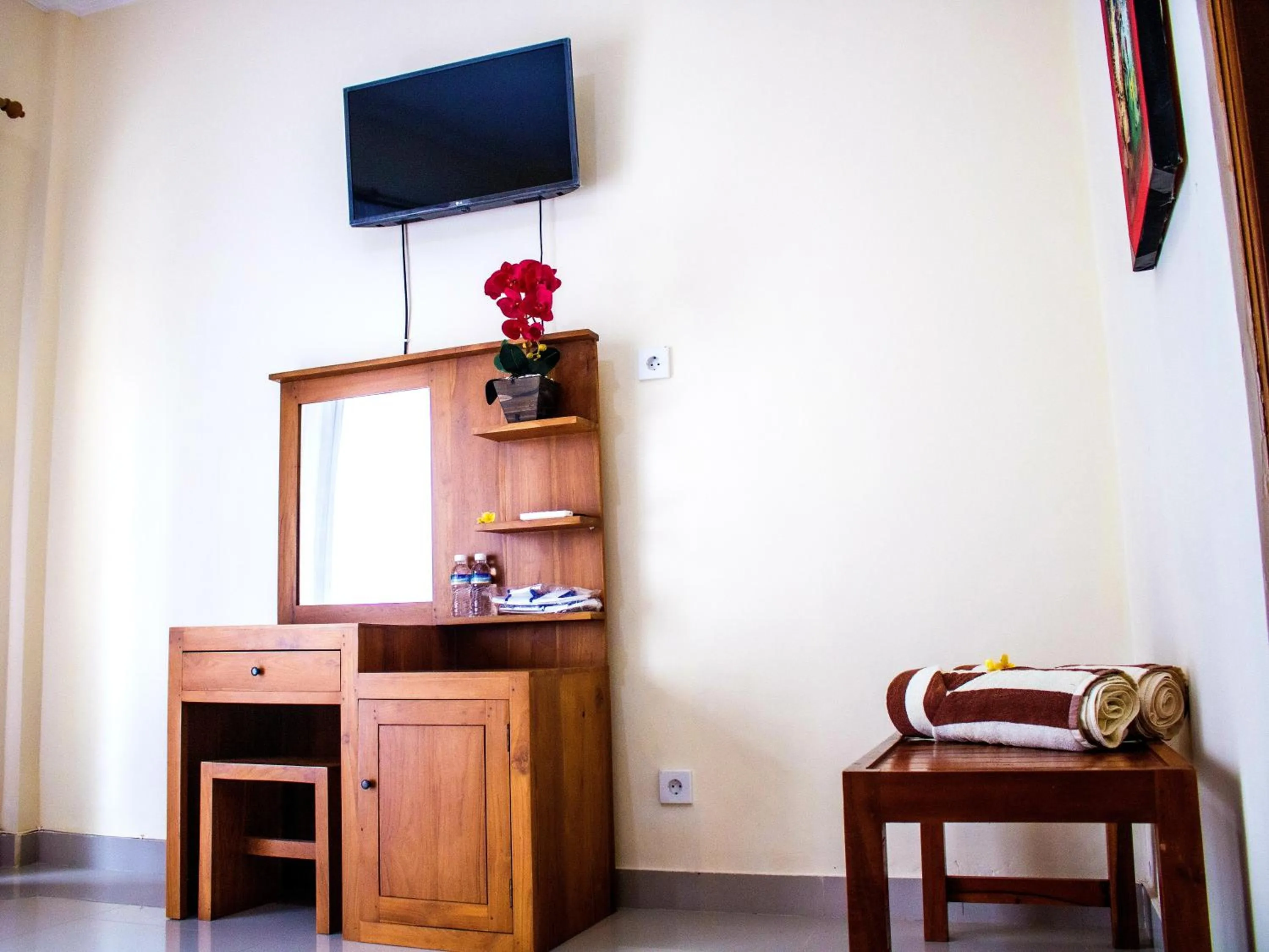 TV and multimedia in Bali 85 Beach Inn