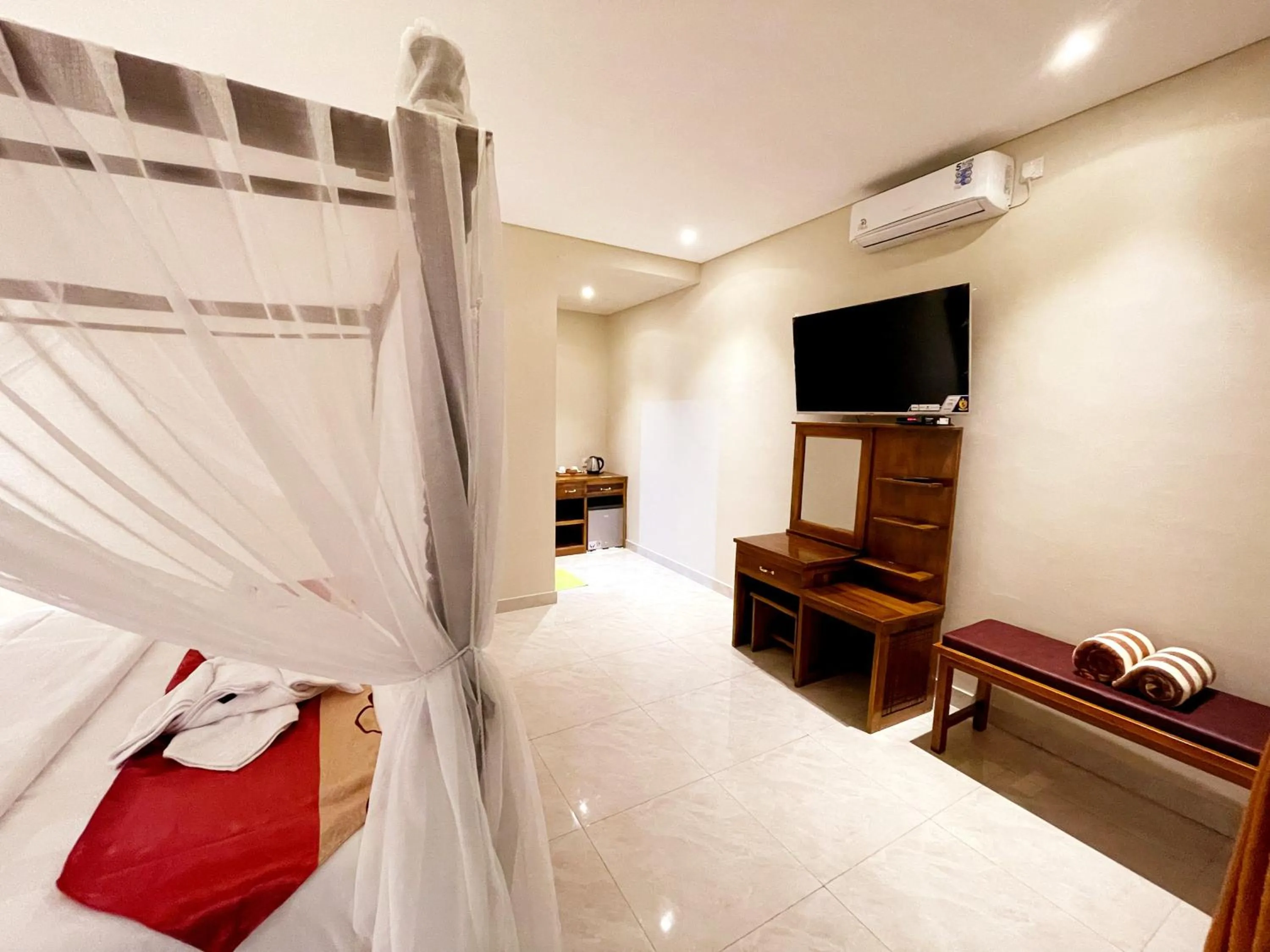 Communal lounge/ TV room in Bali 85 Beach Inn