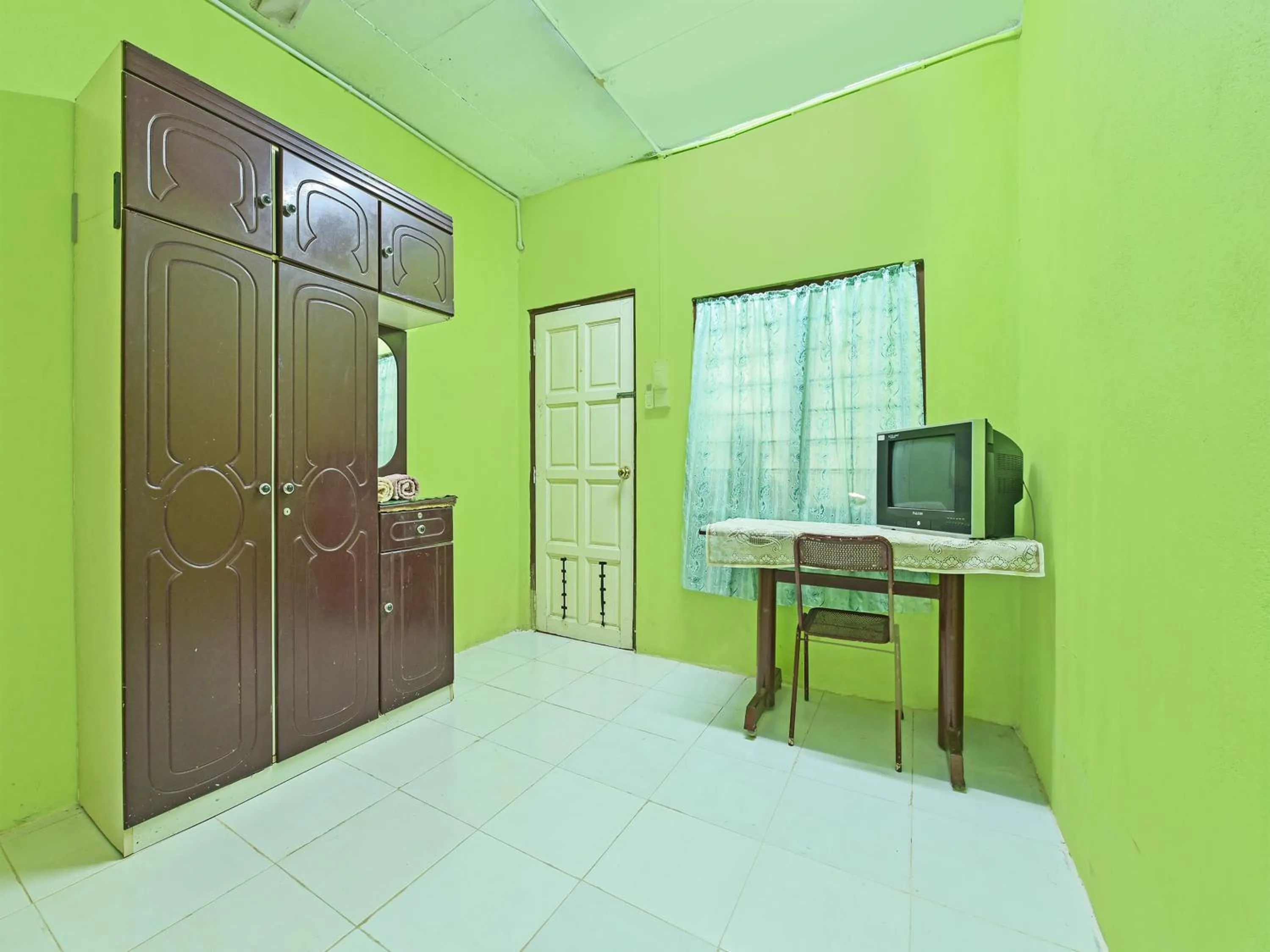 wardrobe in OYO 90454 Haza Harmoni Guesthouse