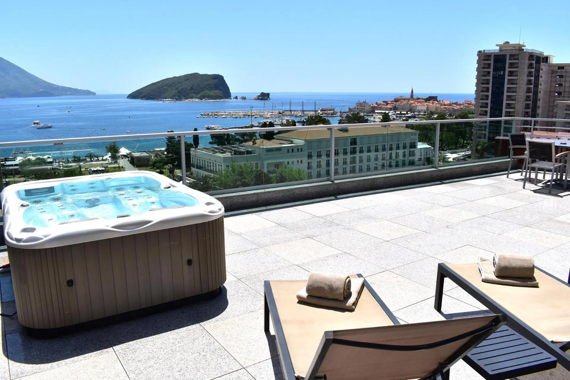 Hot Tub in Hotel TQ Plaza