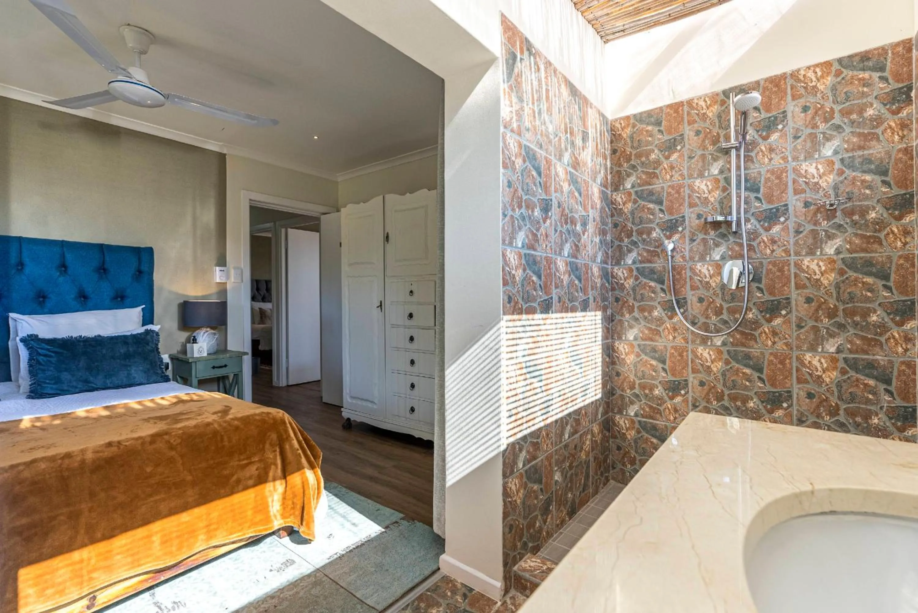 Shower, Bed in Val de Vine