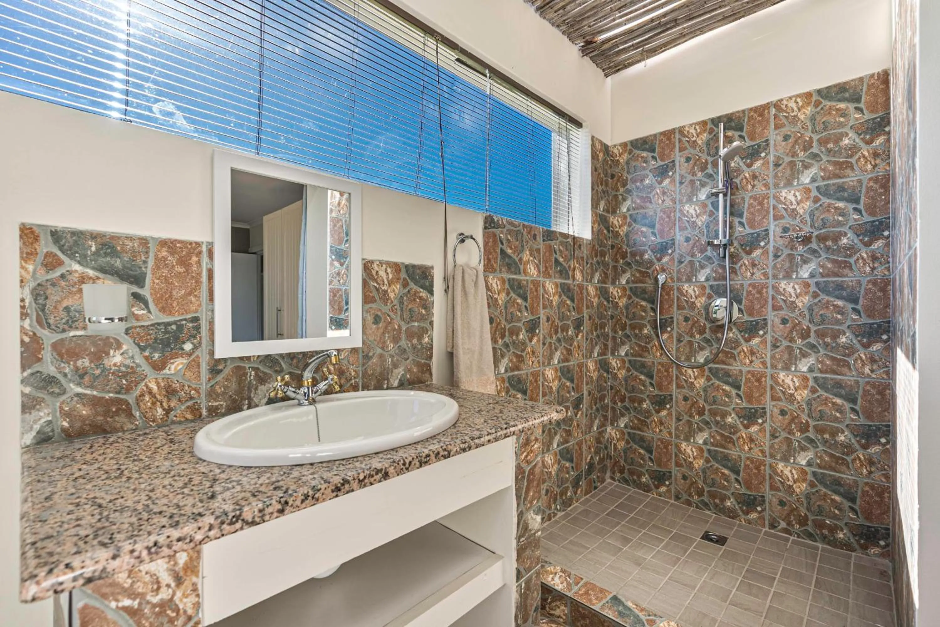 Shower in Val de Vine