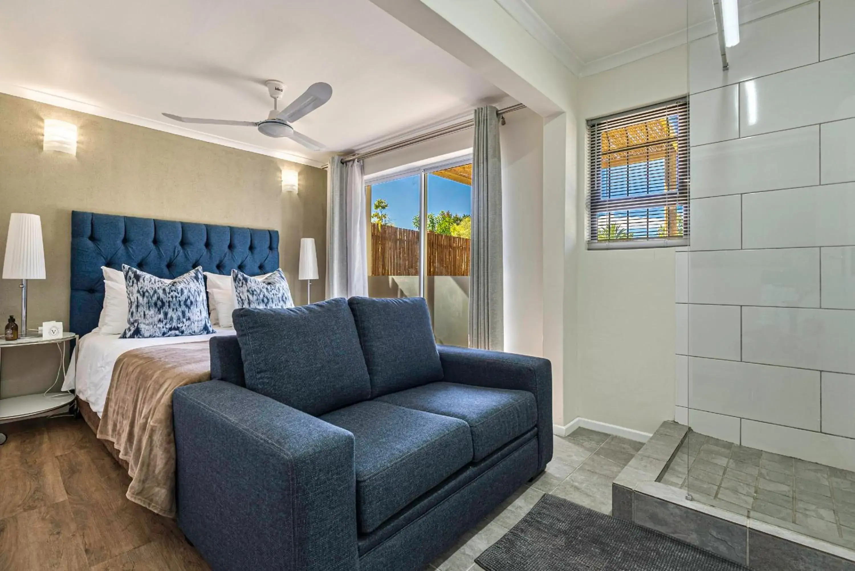 Luxury Queen Room - single occupancy in Val de Vine Luxury Queen Room - single occupancy in Val de Vine