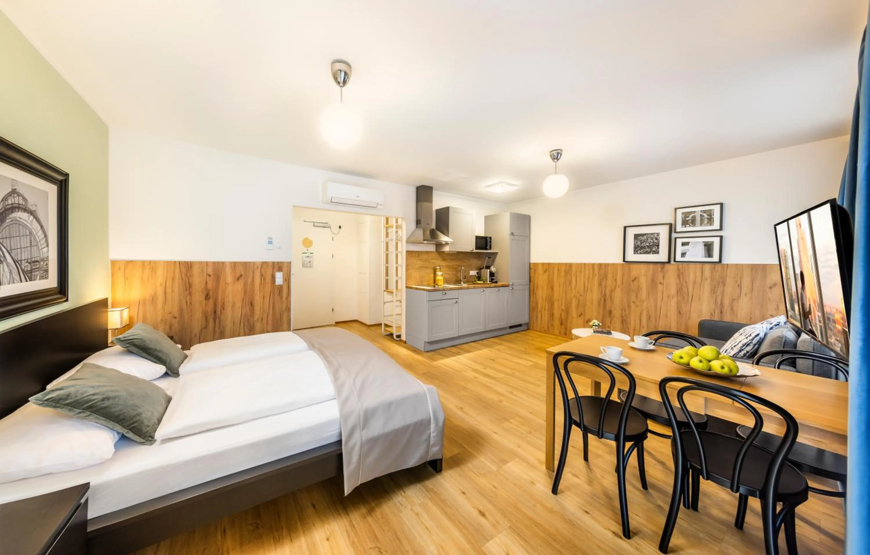 Photo of the whole room, Bed in Citadines South Vienna