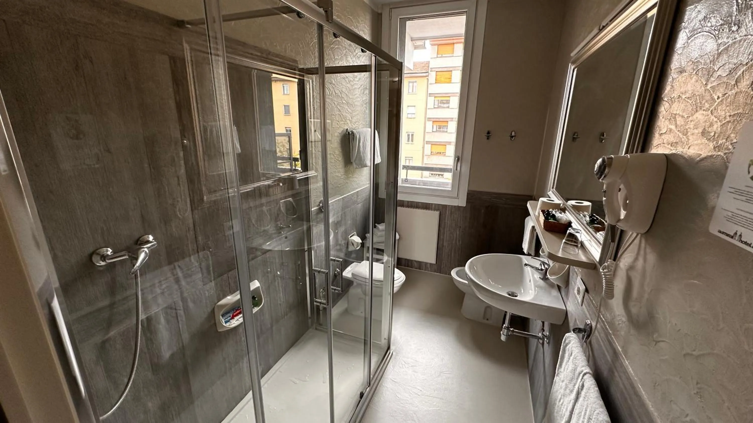 Shower in Admiral Hotel