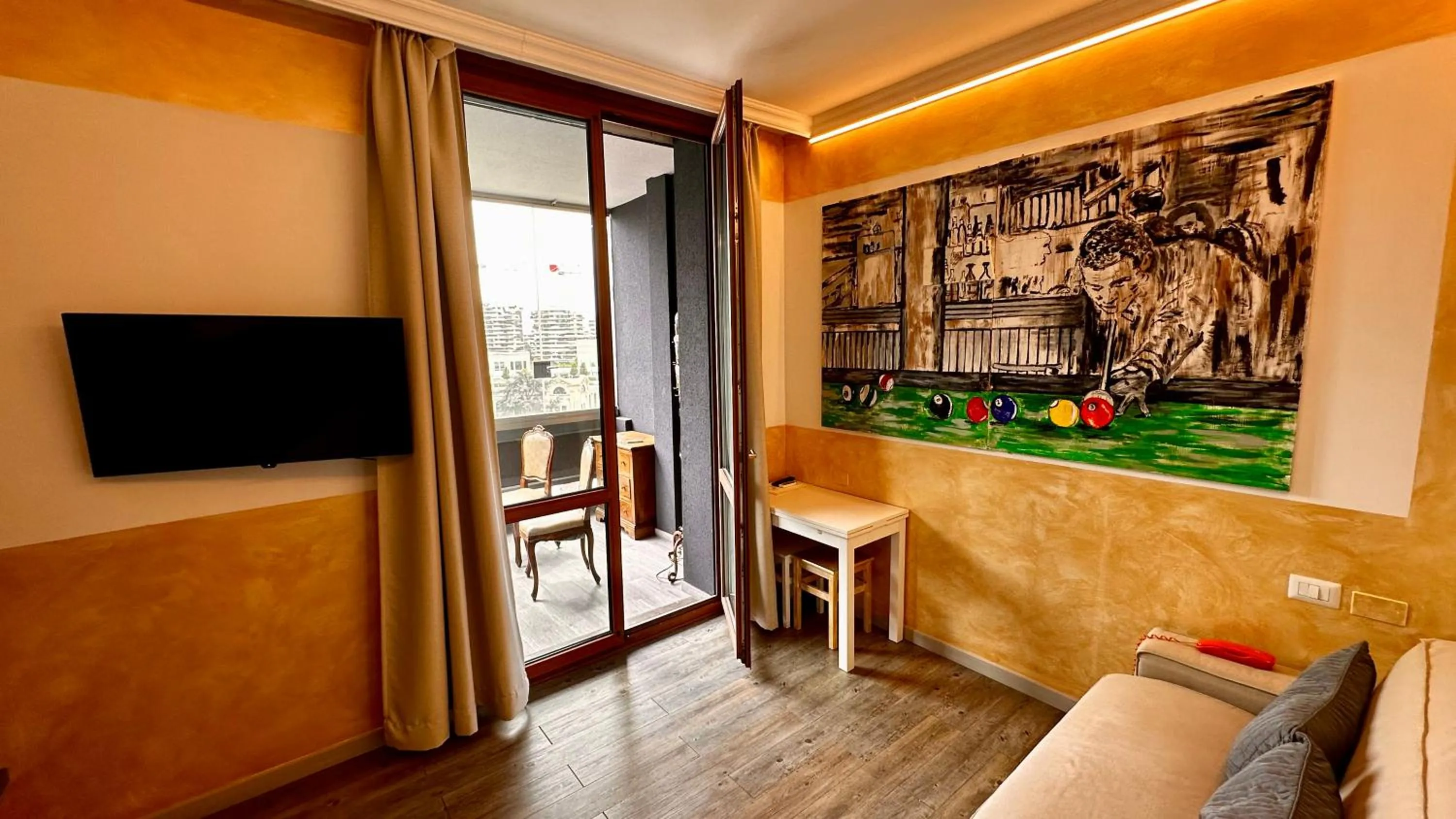 Communal lounge/ TV room in Admiral Hotel