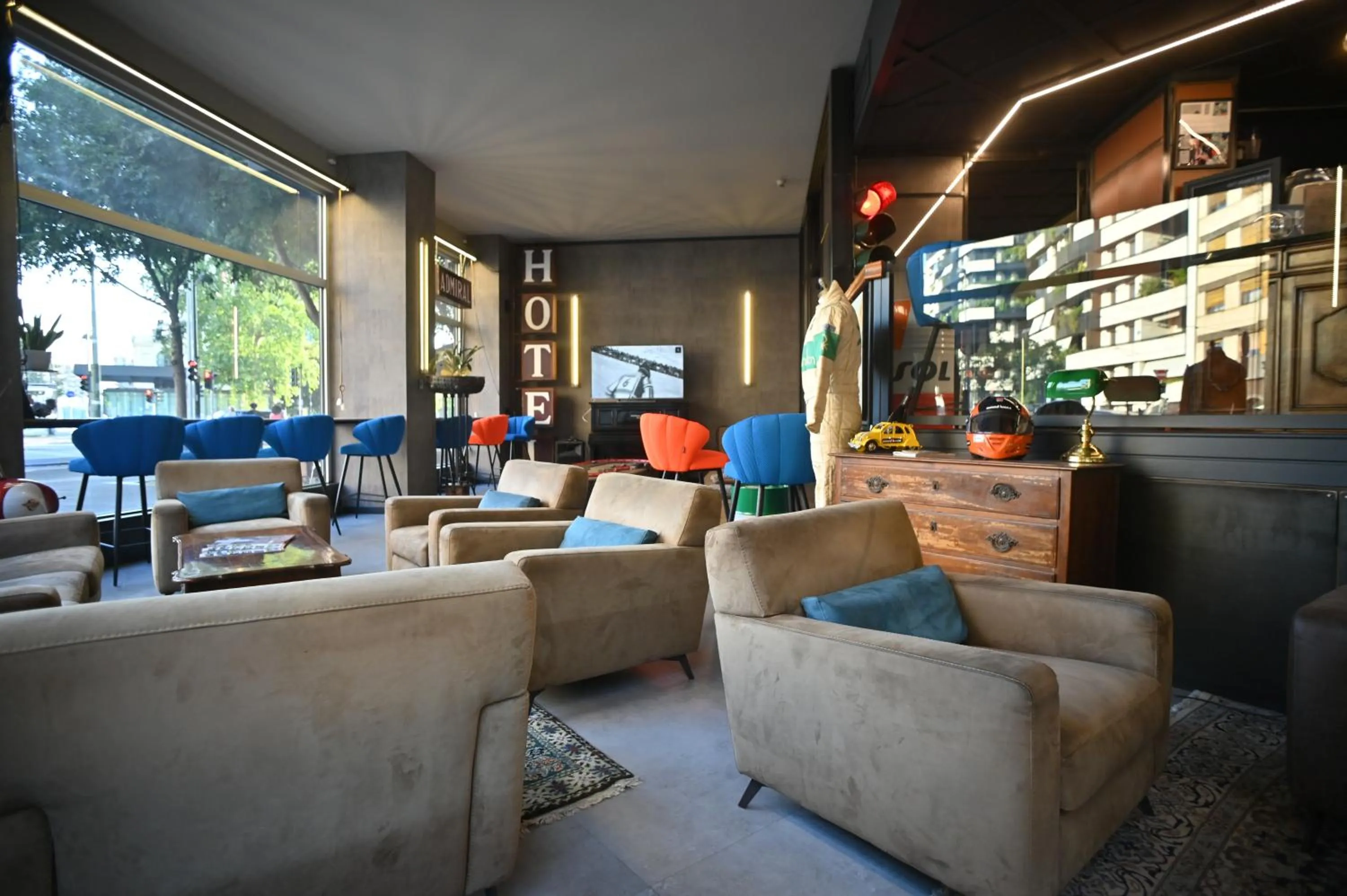 Communal lounge/ TV room in Admiral Hotel