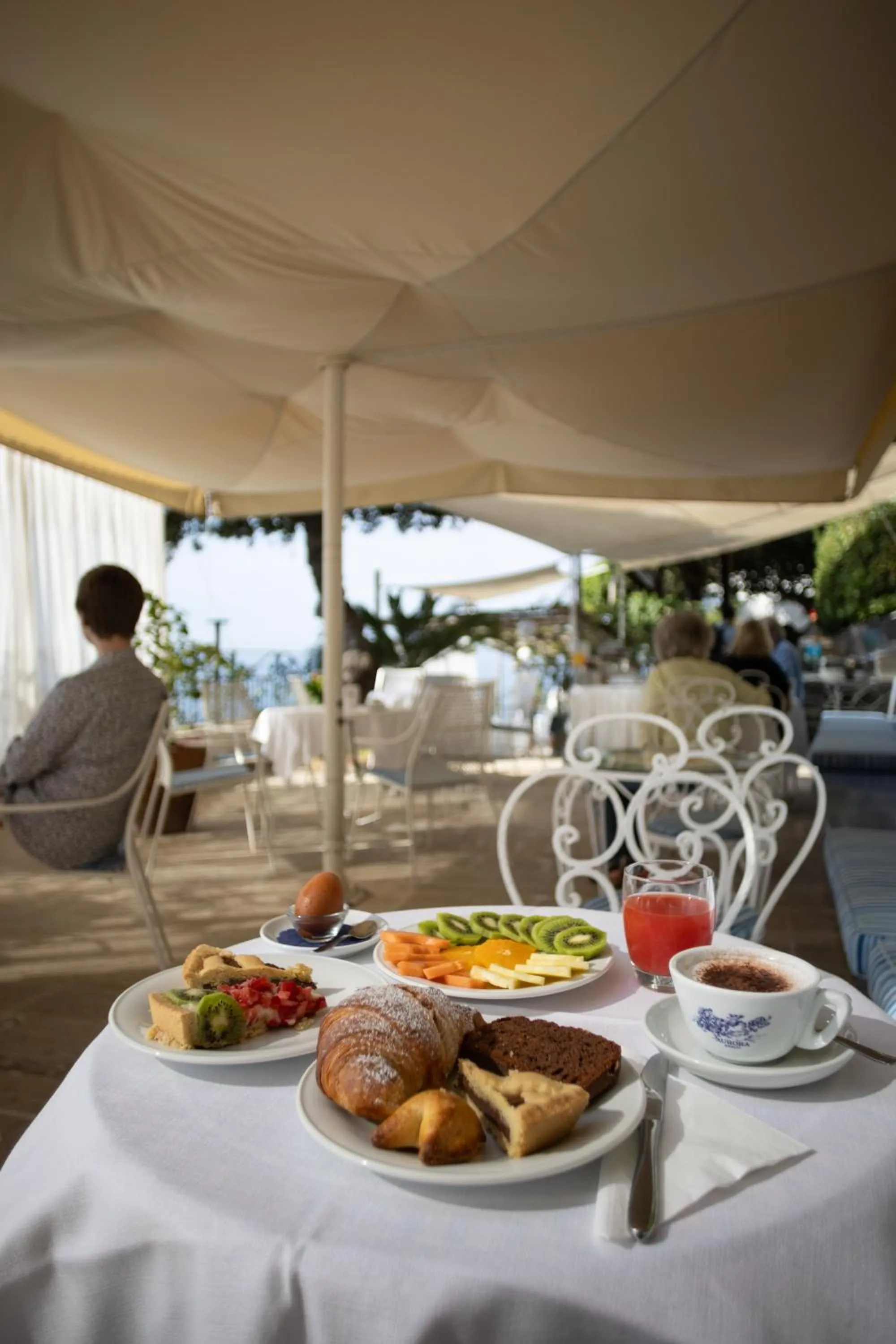 Restaurant/places to eat in Hotel Aurora