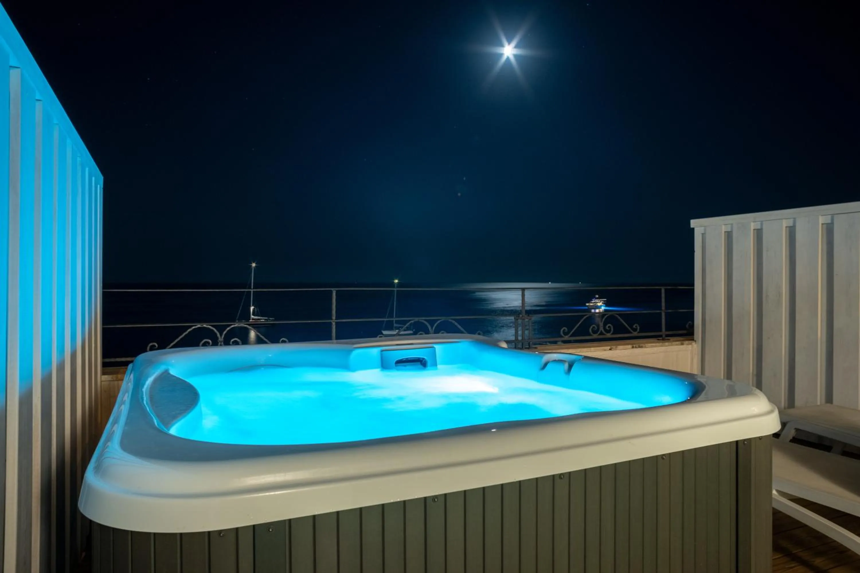 Hot Tub in Hotel Aurora