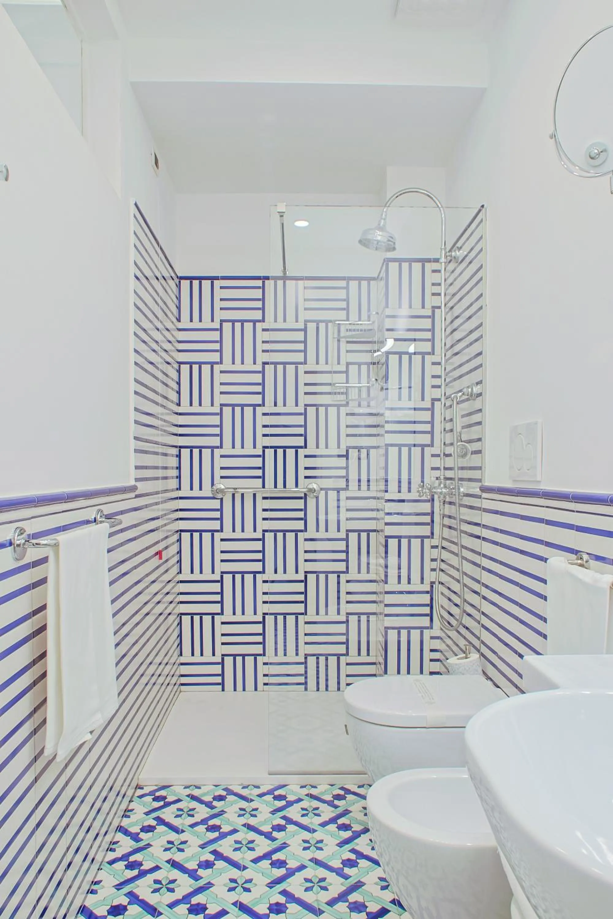 Shower in Hotel Aurora