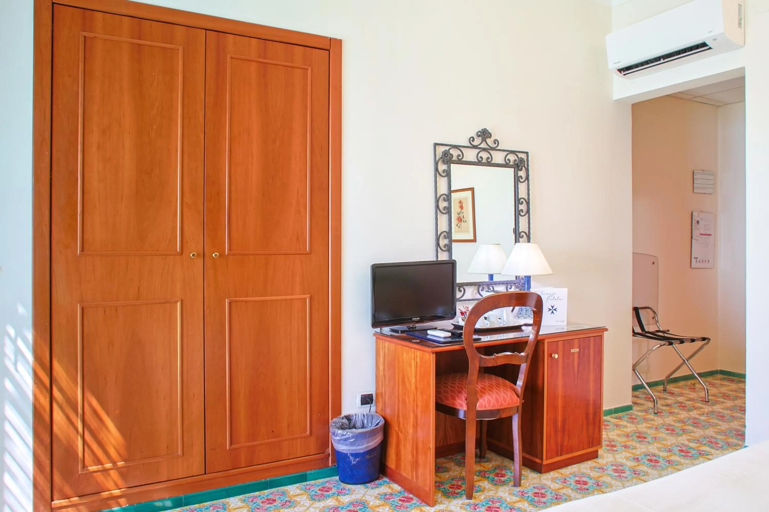 Photo of the whole room in Hotel Aurora