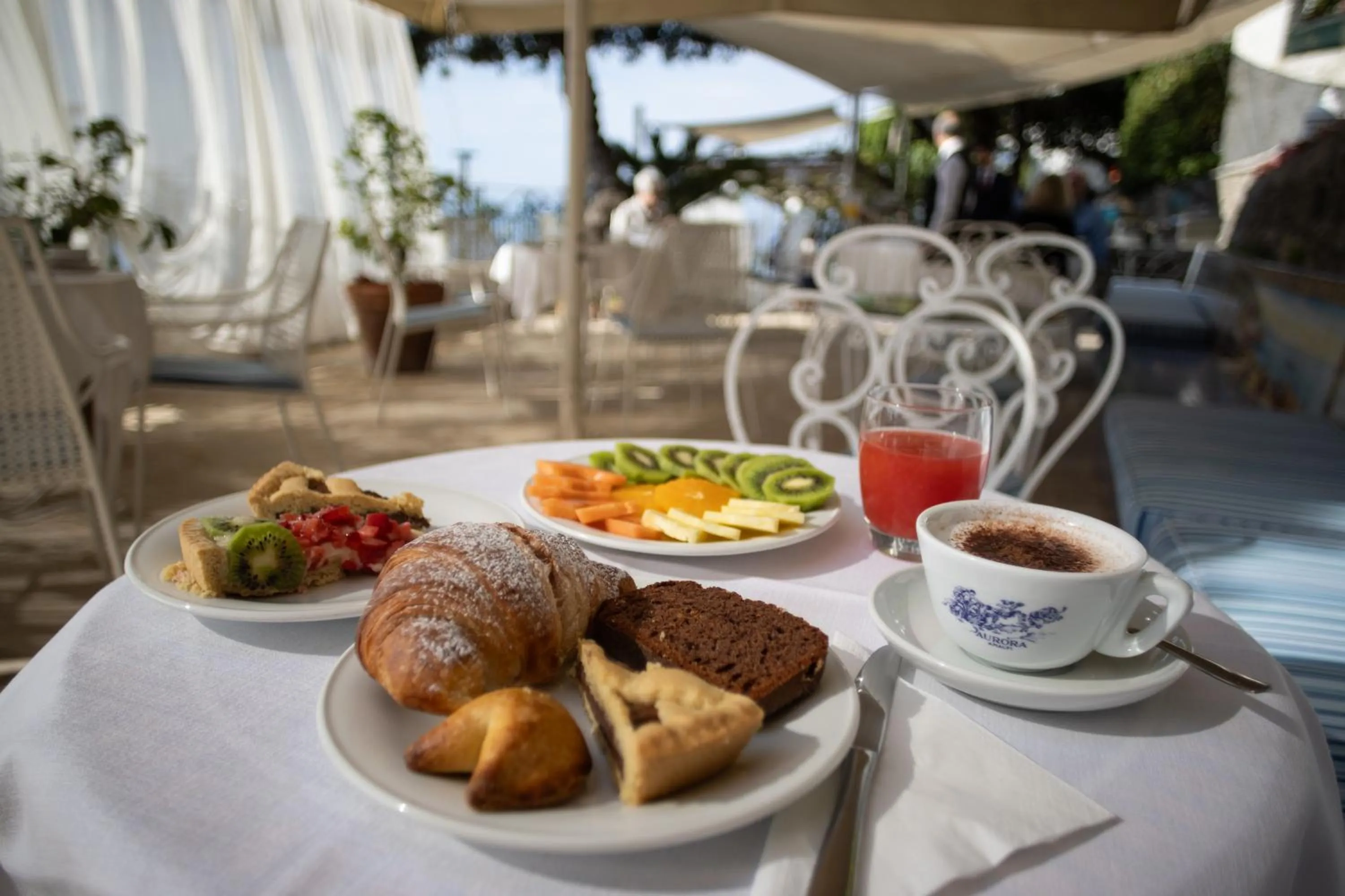 Food and drinks in Hotel Aurora