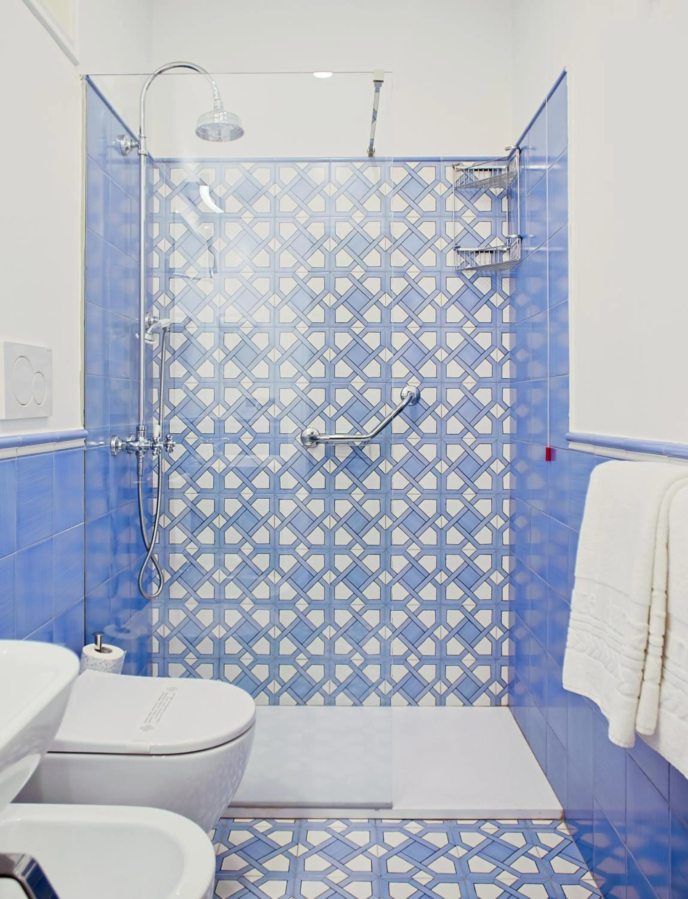 Shower in Hotel Aurora