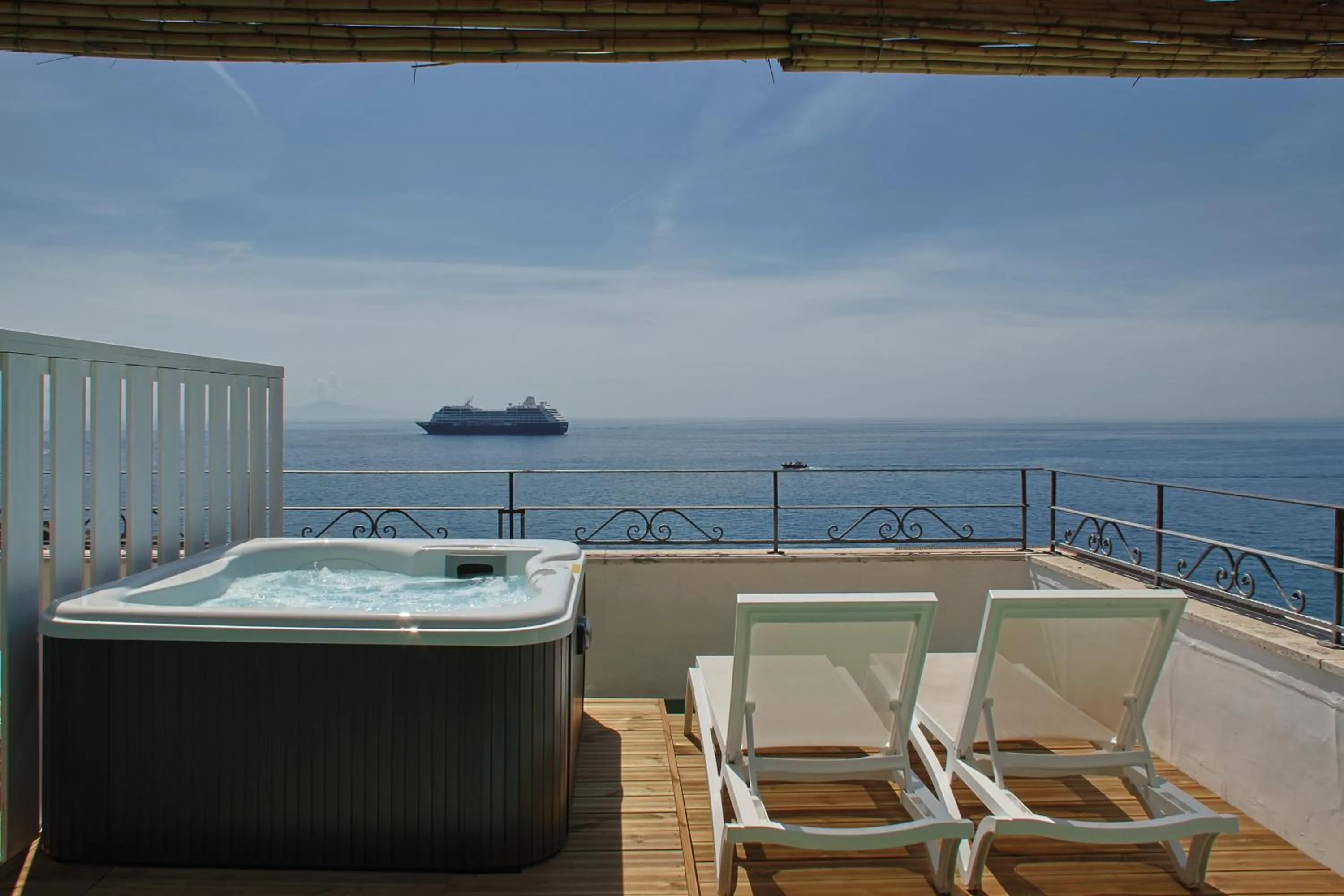 Hot Tub in Hotel Aurora