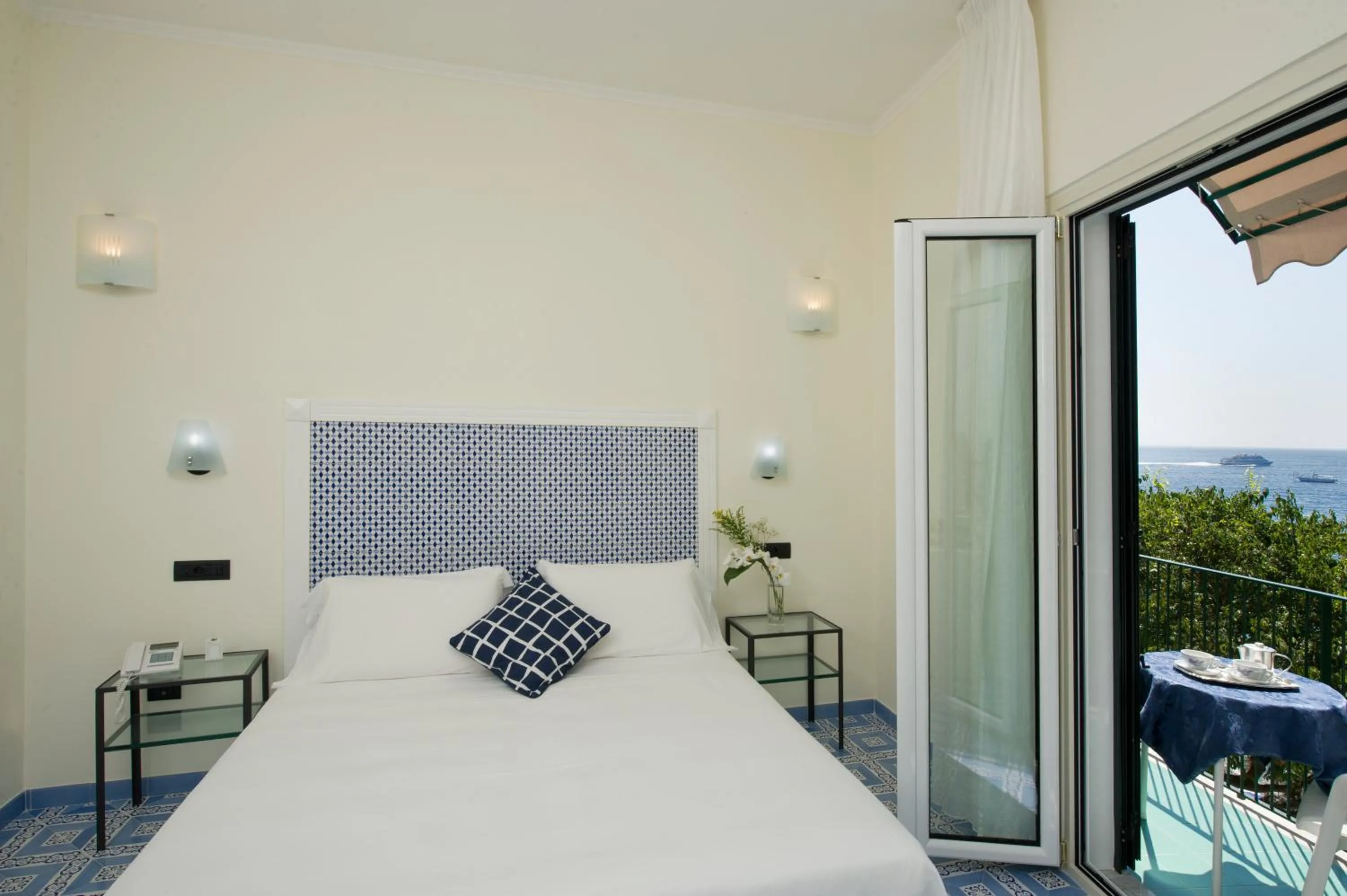 Day, Bed in Hotel Aurora