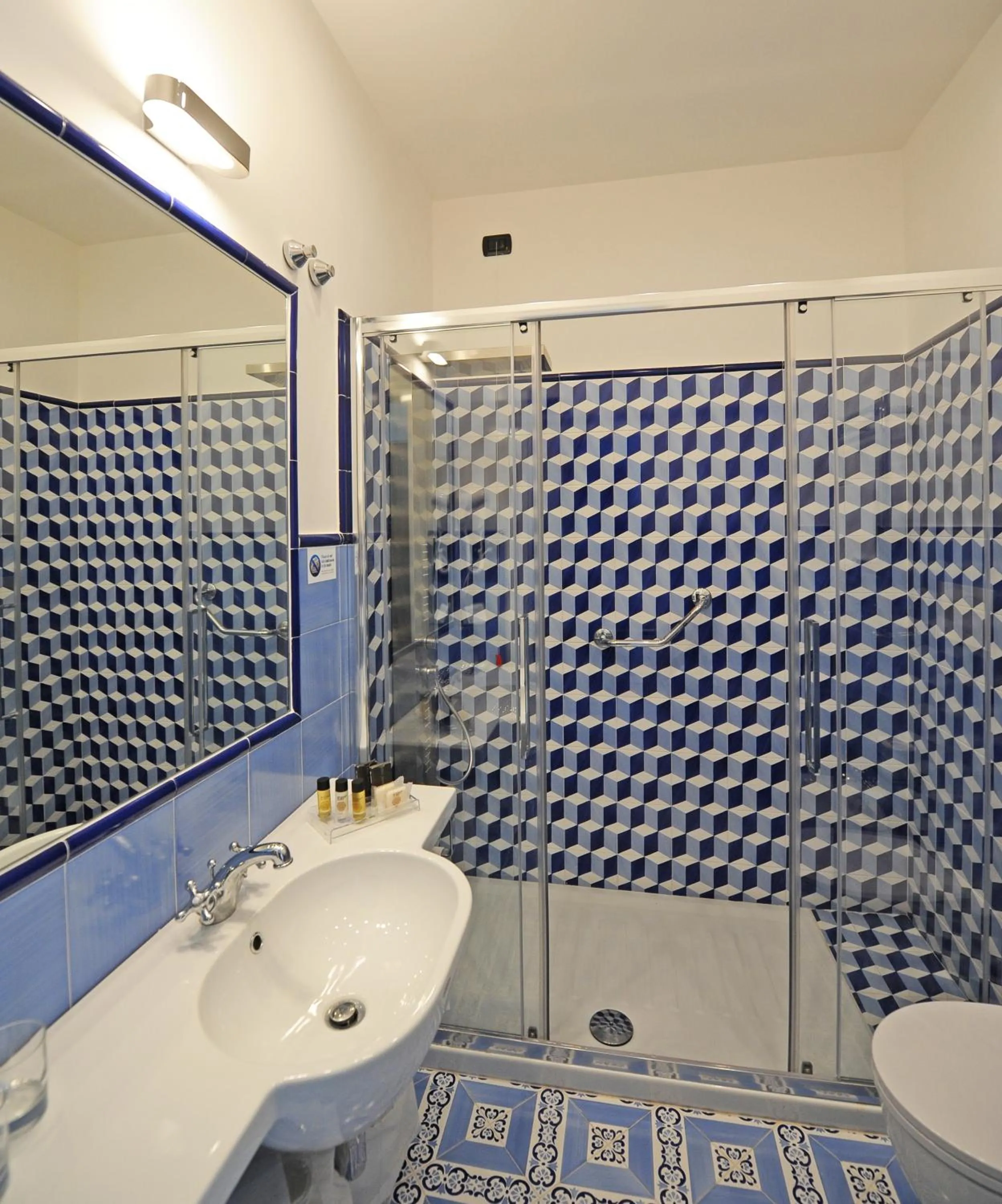 Shower in Hotel Aurora