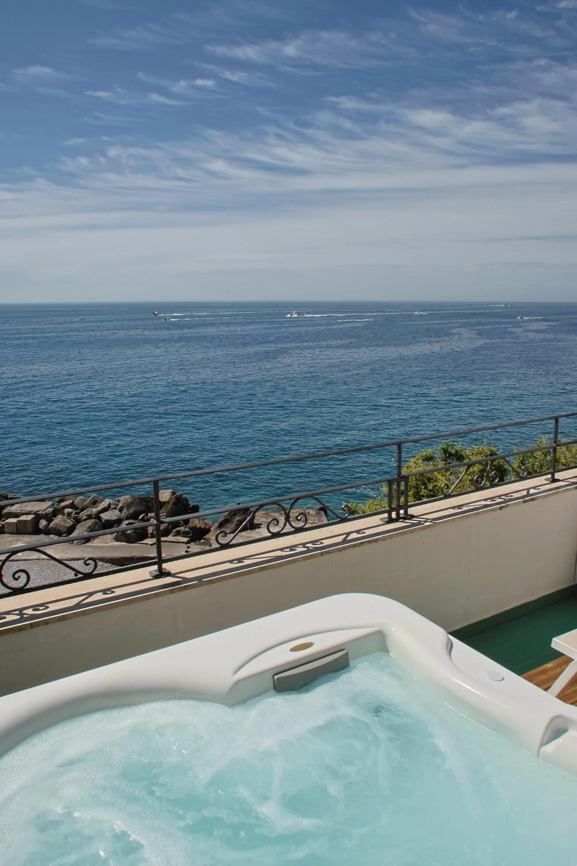 Hot Tub in Hotel Aurora