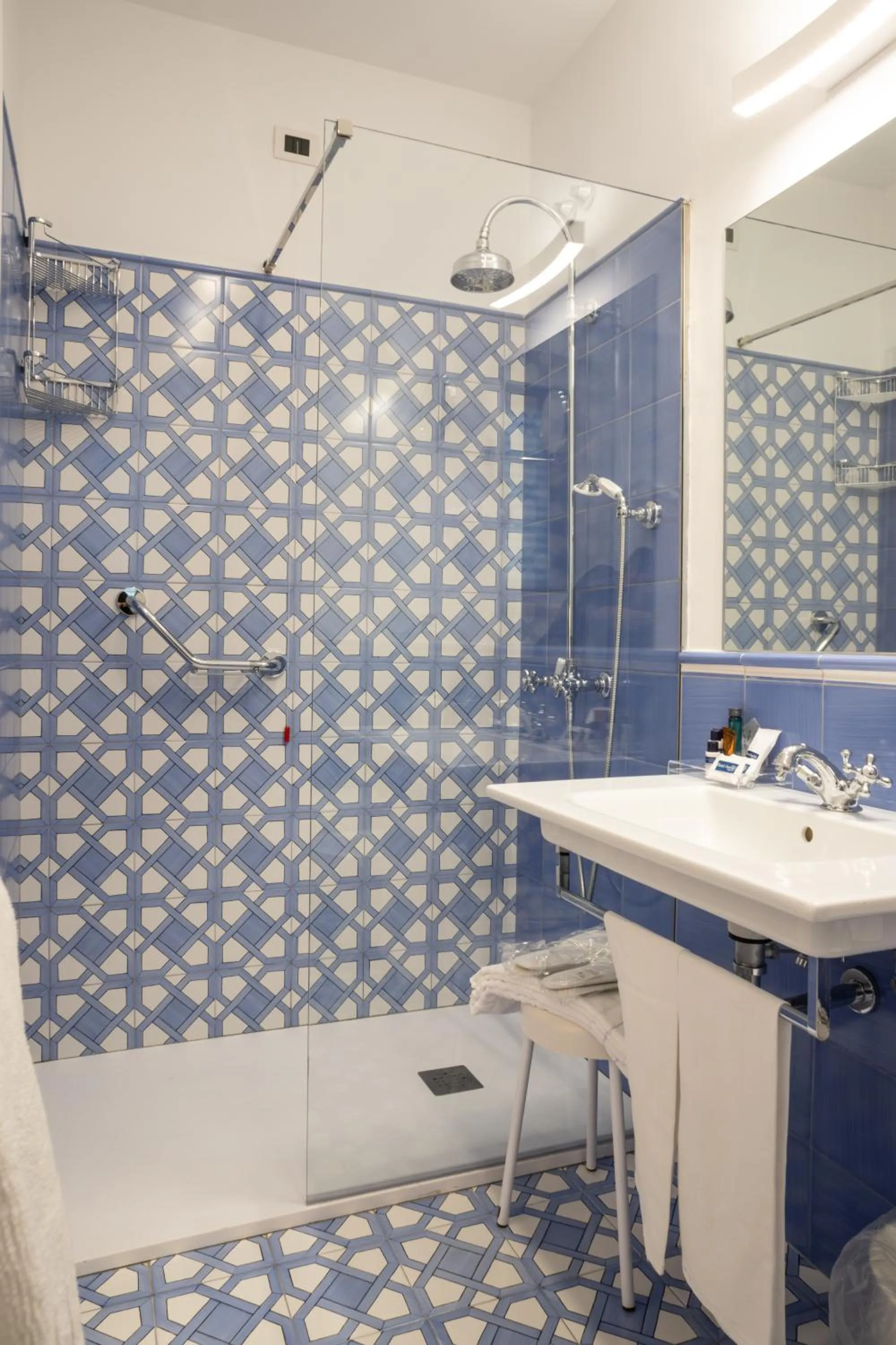 Shower in Hotel Aurora