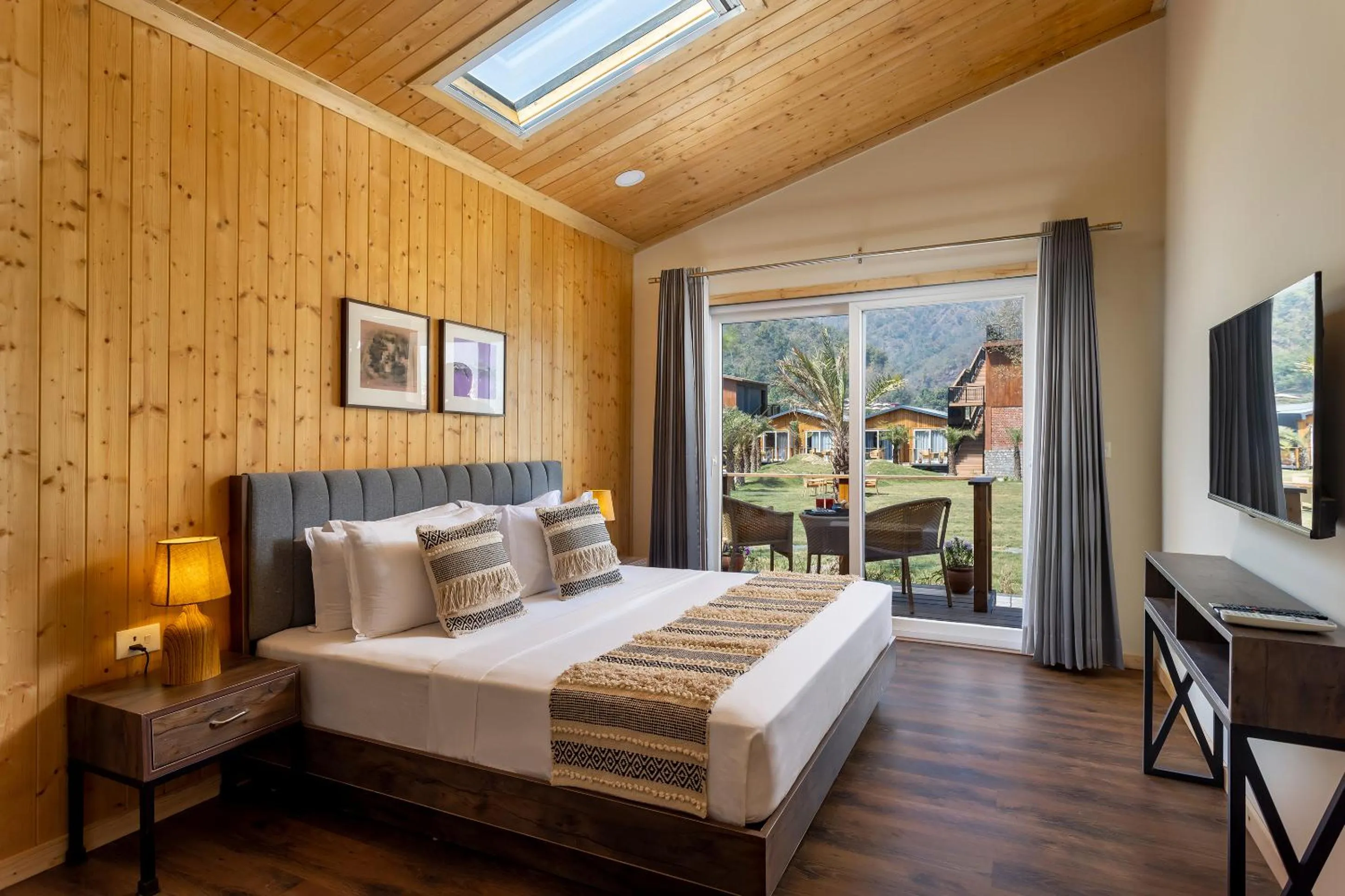 Bed in juSTa Rasa Retreat & Spa Rishikesh