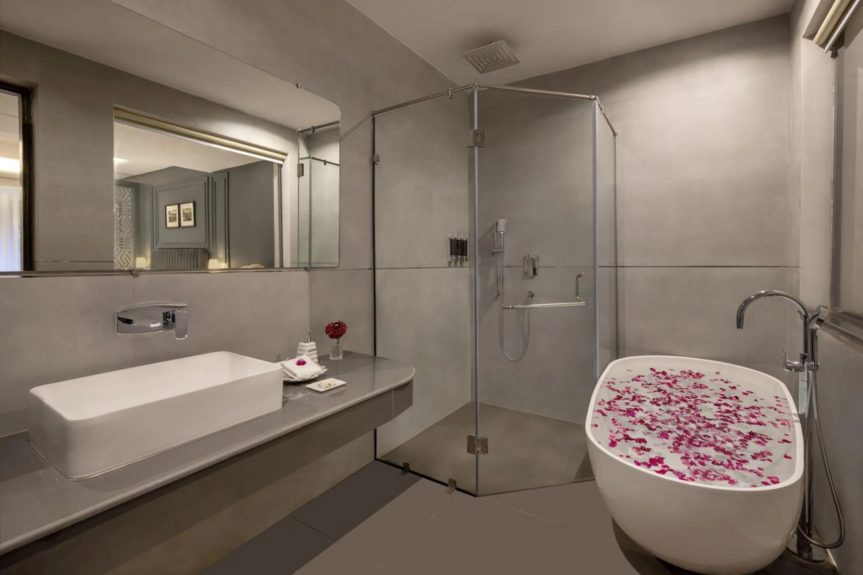 Shower in juSTa Rasa Retreat & Spa Rishikesh