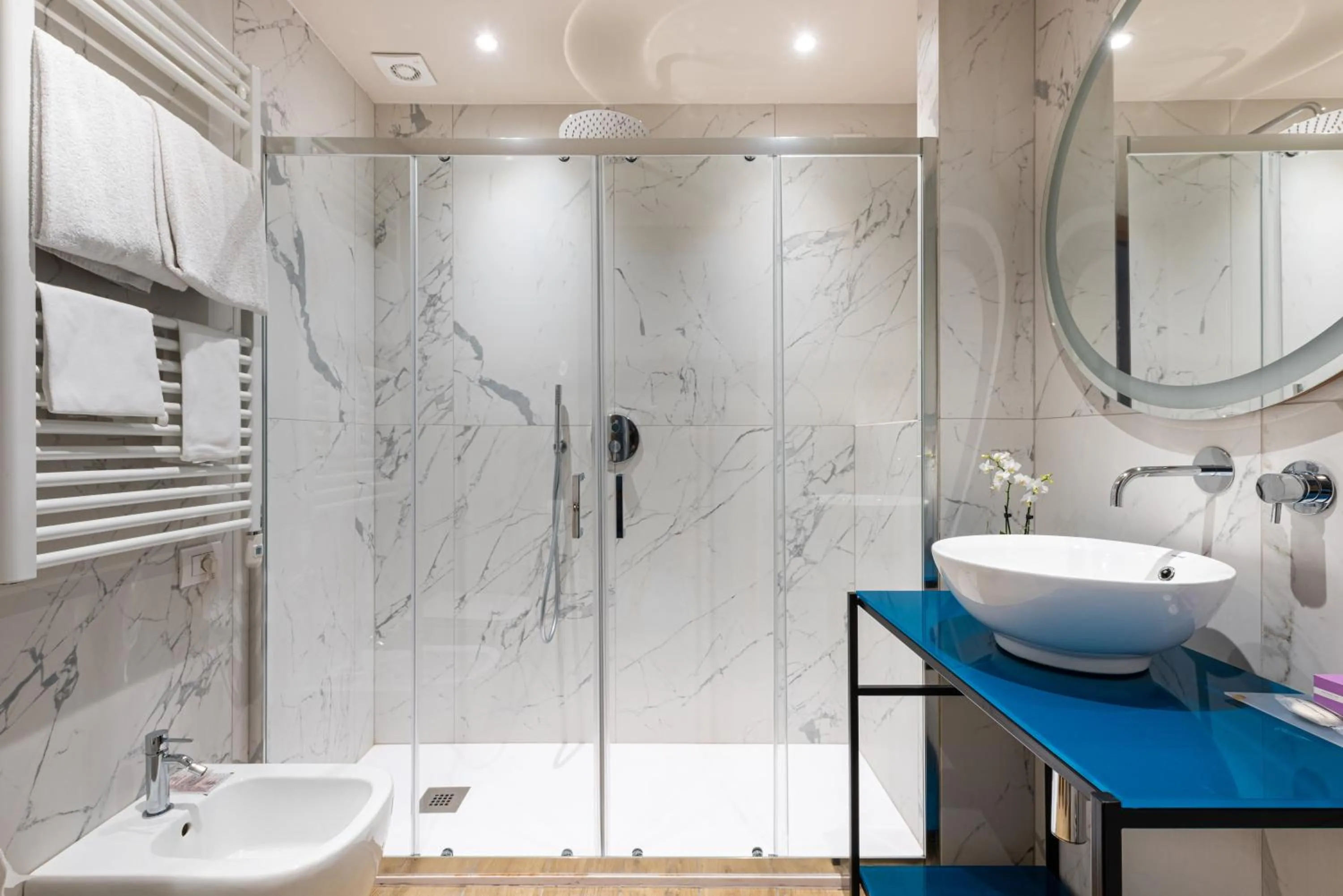 Shower in Art Hotel Boston