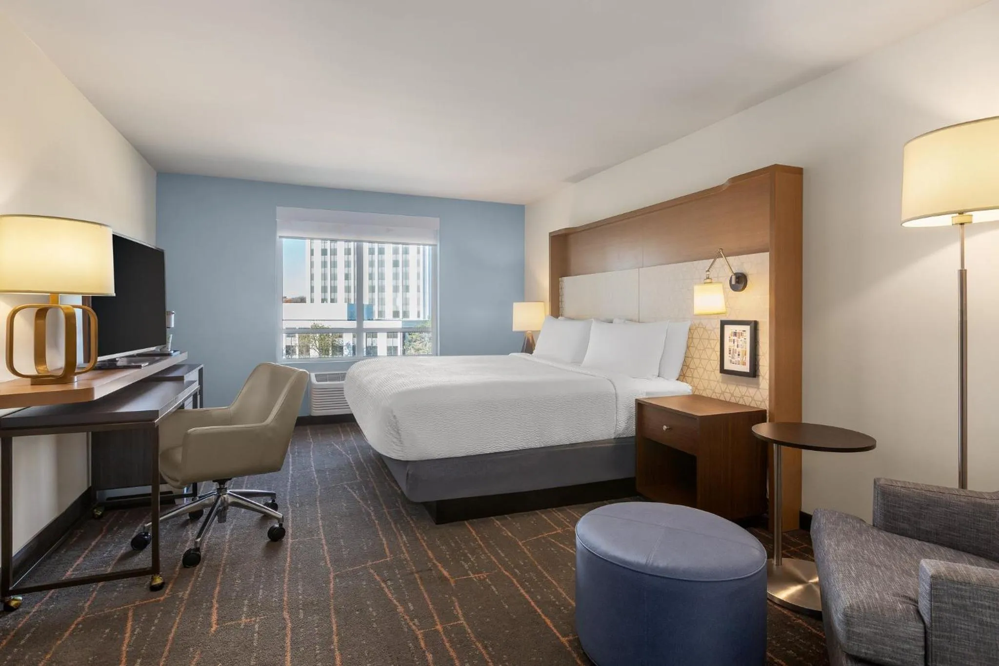 Photo of the whole room, Bed in Holiday Inn & Suites Detroit - Troy by IHG