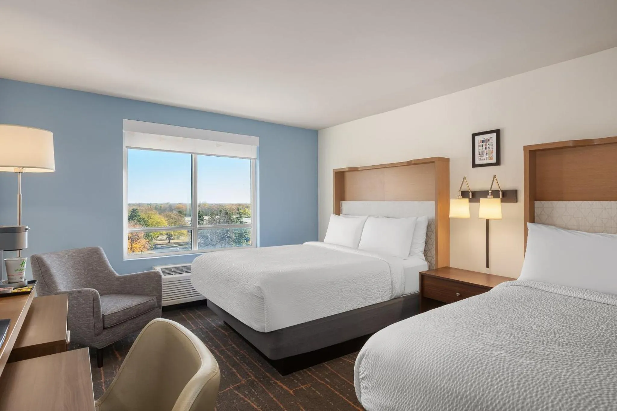 Photo of the whole room, Bed in Holiday Inn & Suites Detroit - Troy by IHG