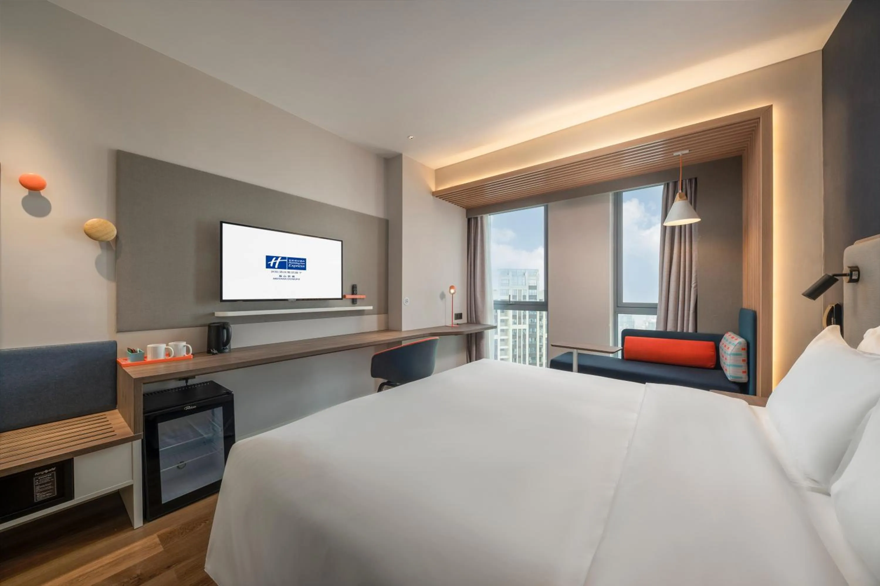 Photo of the whole room, Bed in Holiday Inn Express Meishan Dongpo by IHG