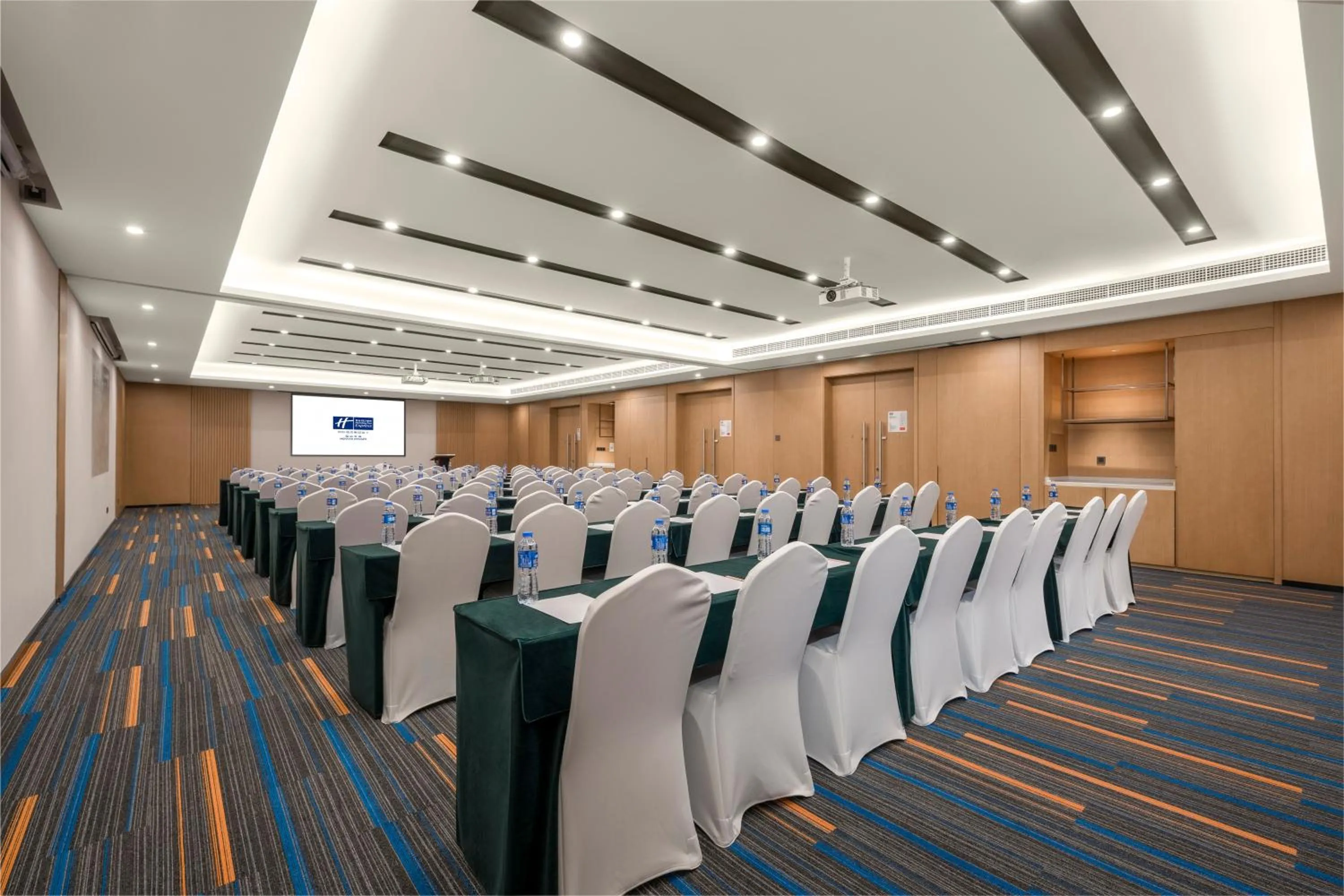 Meeting/conference room in Holiday Inn Express Meishan Dongpo by IHG