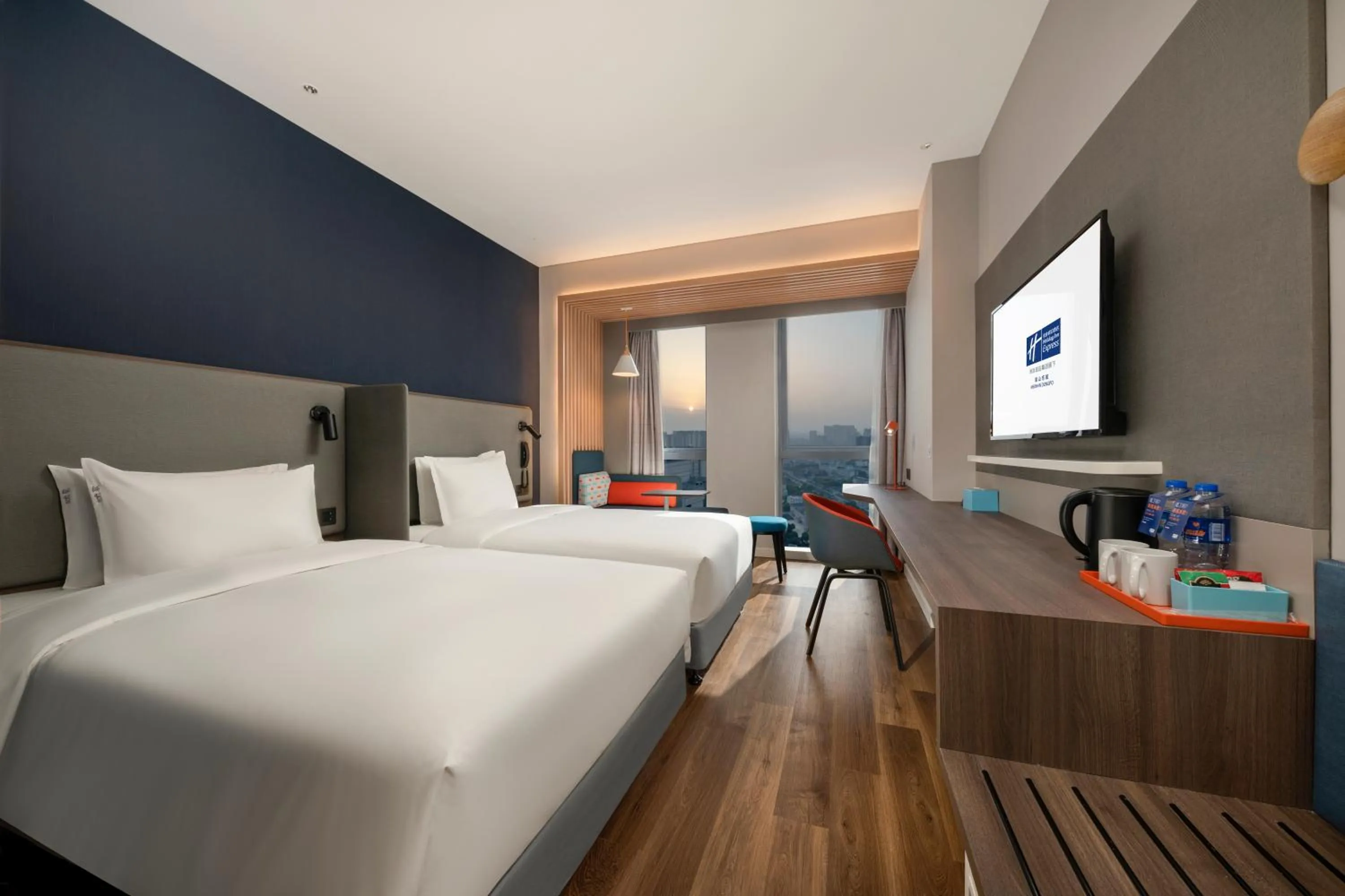 Photo of the whole room, Bed in Holiday Inn Express Meishan Dongpo by IHG