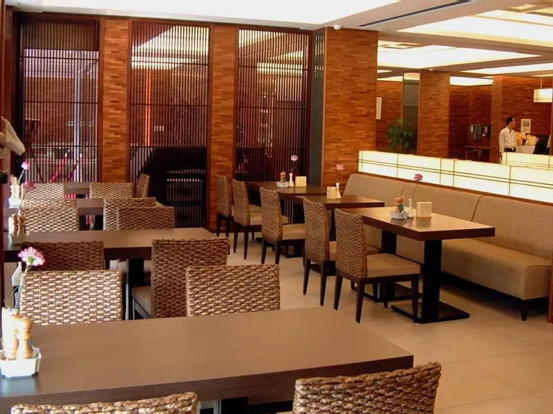 Restaurant/Places to Eat in The Premier Hotel