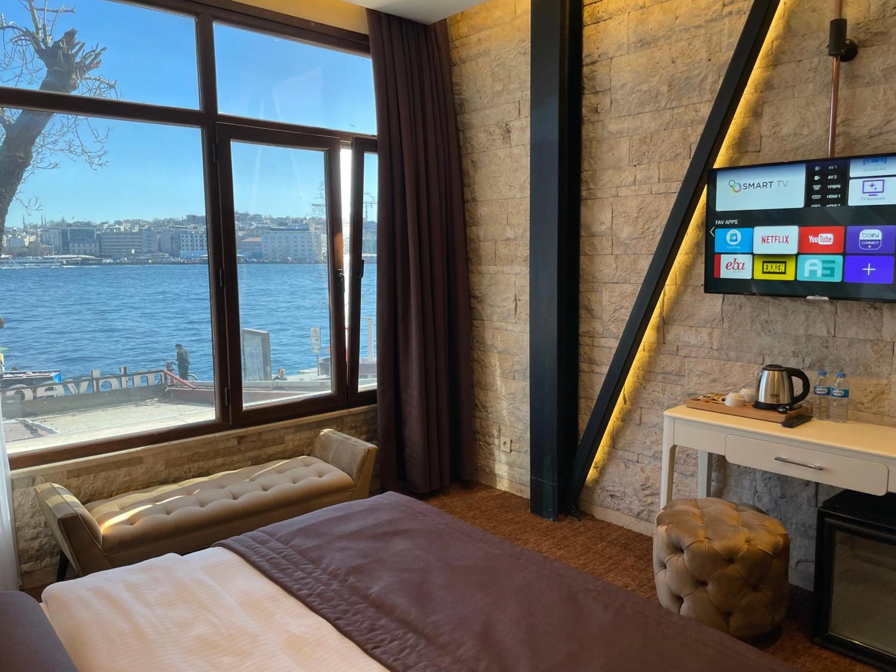 Communal lounge/ TV room, Bed in Mayfair Seaside Hotel