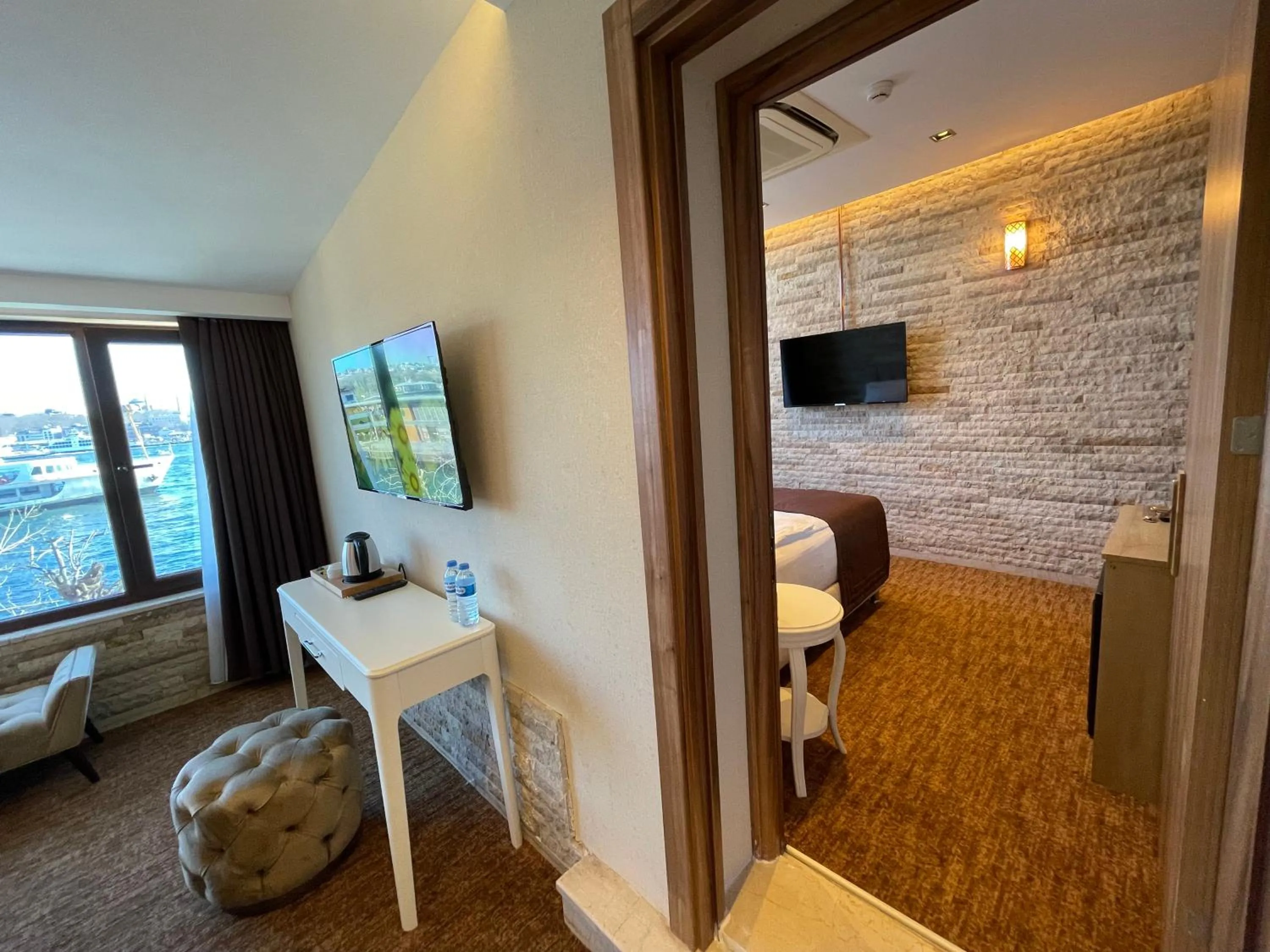 TV and multimedia in Mayfair Seaside Hotel