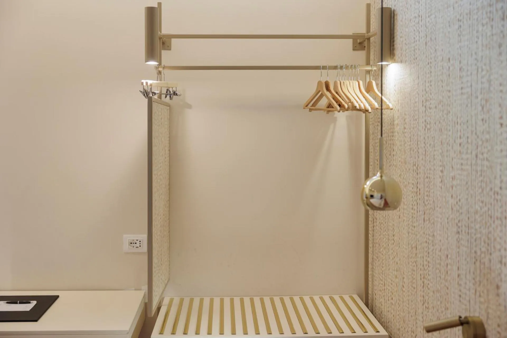 wardrobe in Sentho Roma