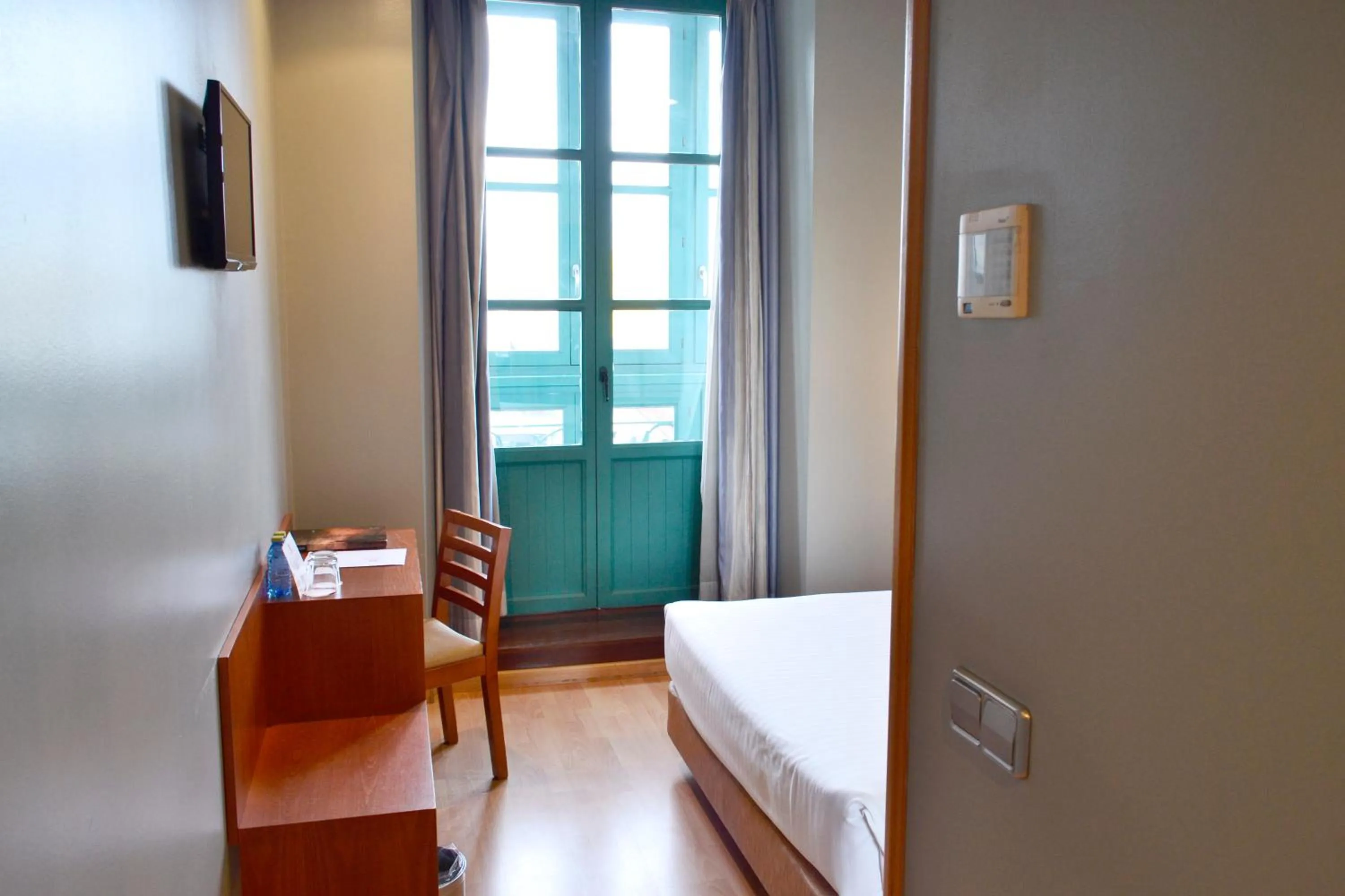 Balcony/Terrace, Bed in Hotel Alda Palacio Valdés