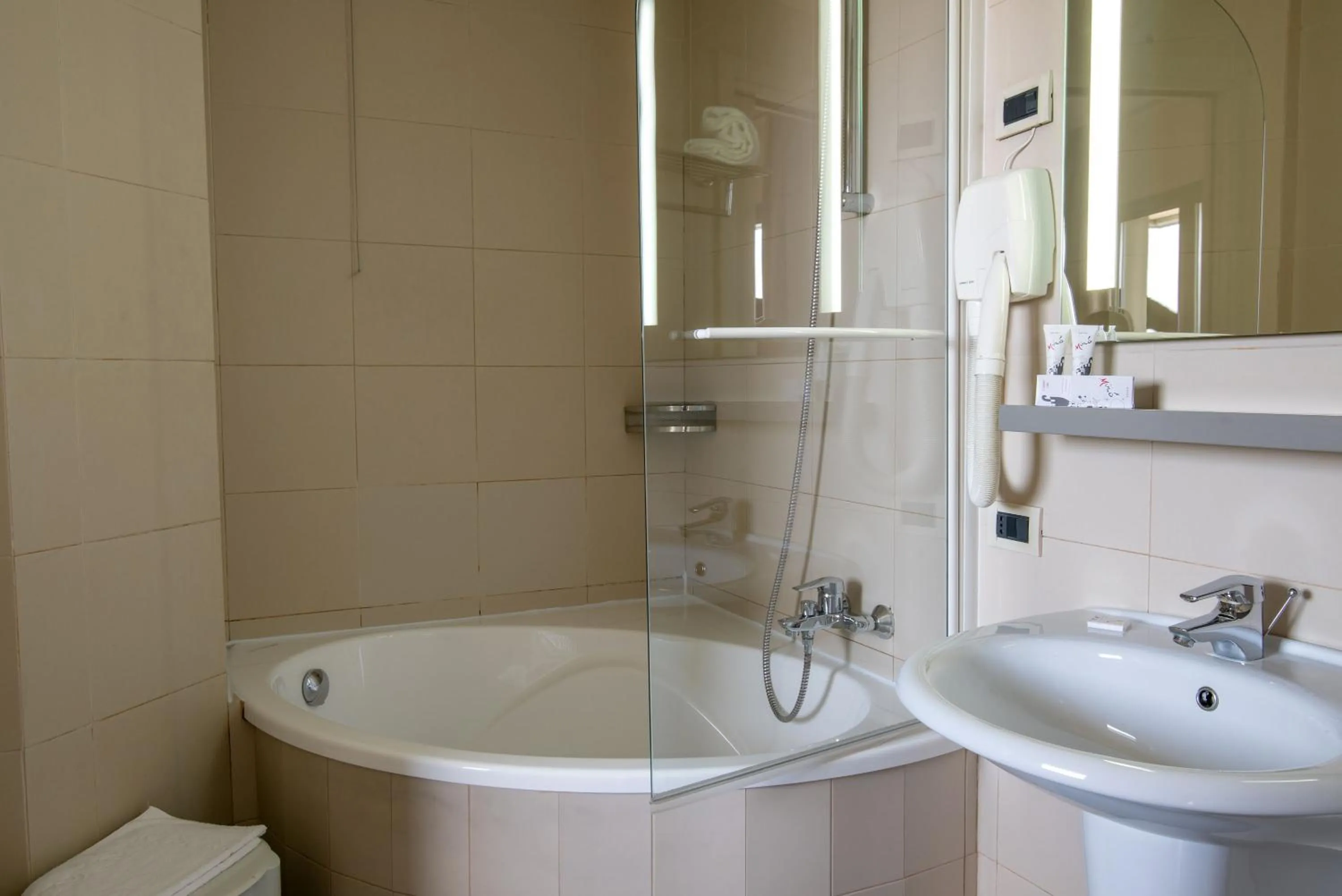 Bathroom in Hotel Miro'