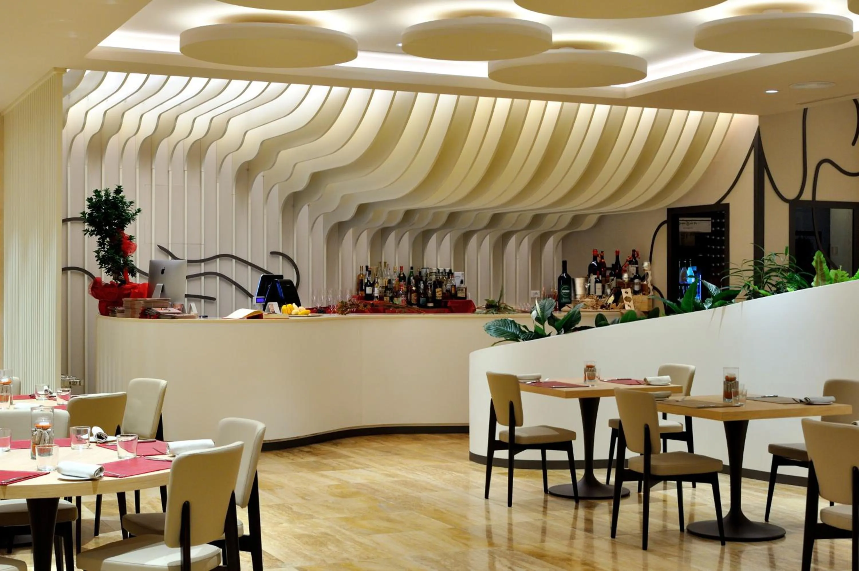 Restaurant/Places to Eat in Hotel Miro'